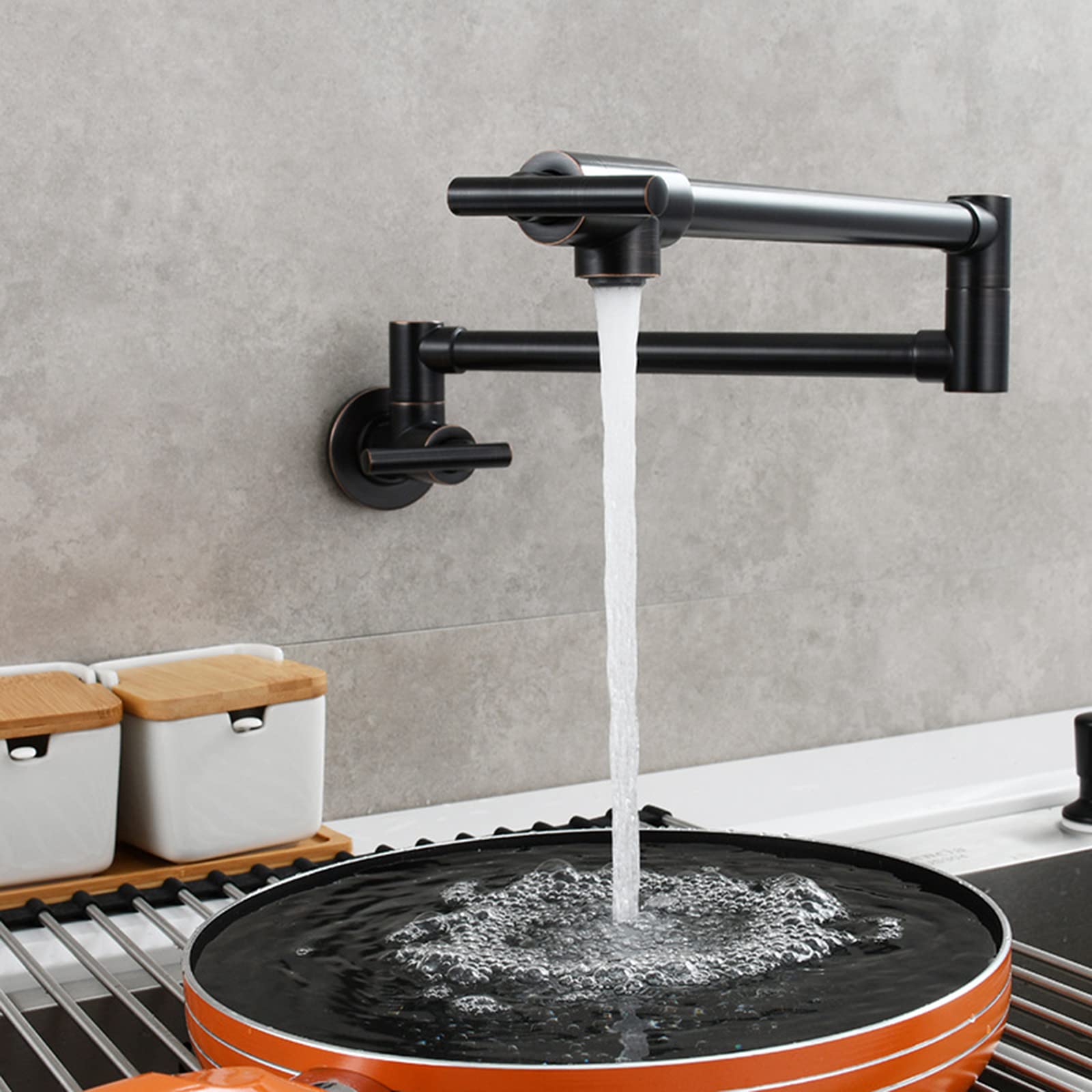 Fregadero de cocina sin espacio solucionado con grifo de pared plegable