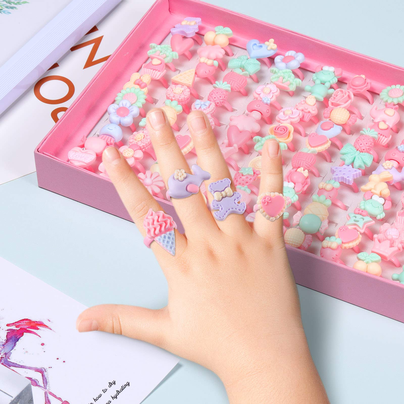 Wodasi 100 Bagues Pour Enfants - Bagues Filles Réglables - Styles Aléatoires (Fleurs, Cœurs...) - Avec Boîte