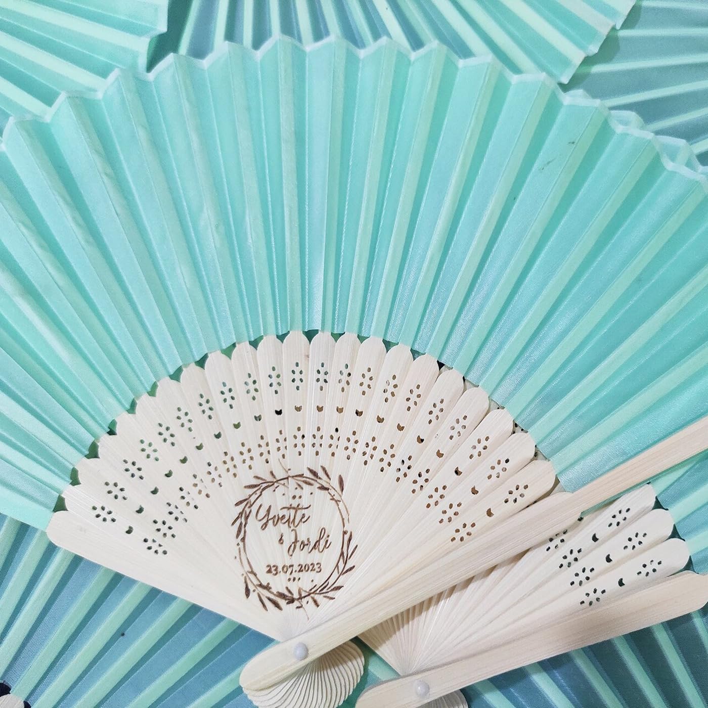 Éventail de mariage en soie pour cérémonie d'été en plein air - Souvenir champêtre gravé x70