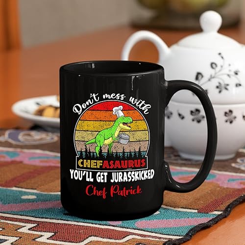 Vista 77 de Taza de café negra personalizada con nombre «A Truly Great Chef Is Hard To Find con nombre», taza de café personalizada para gran chef de 11 onzas