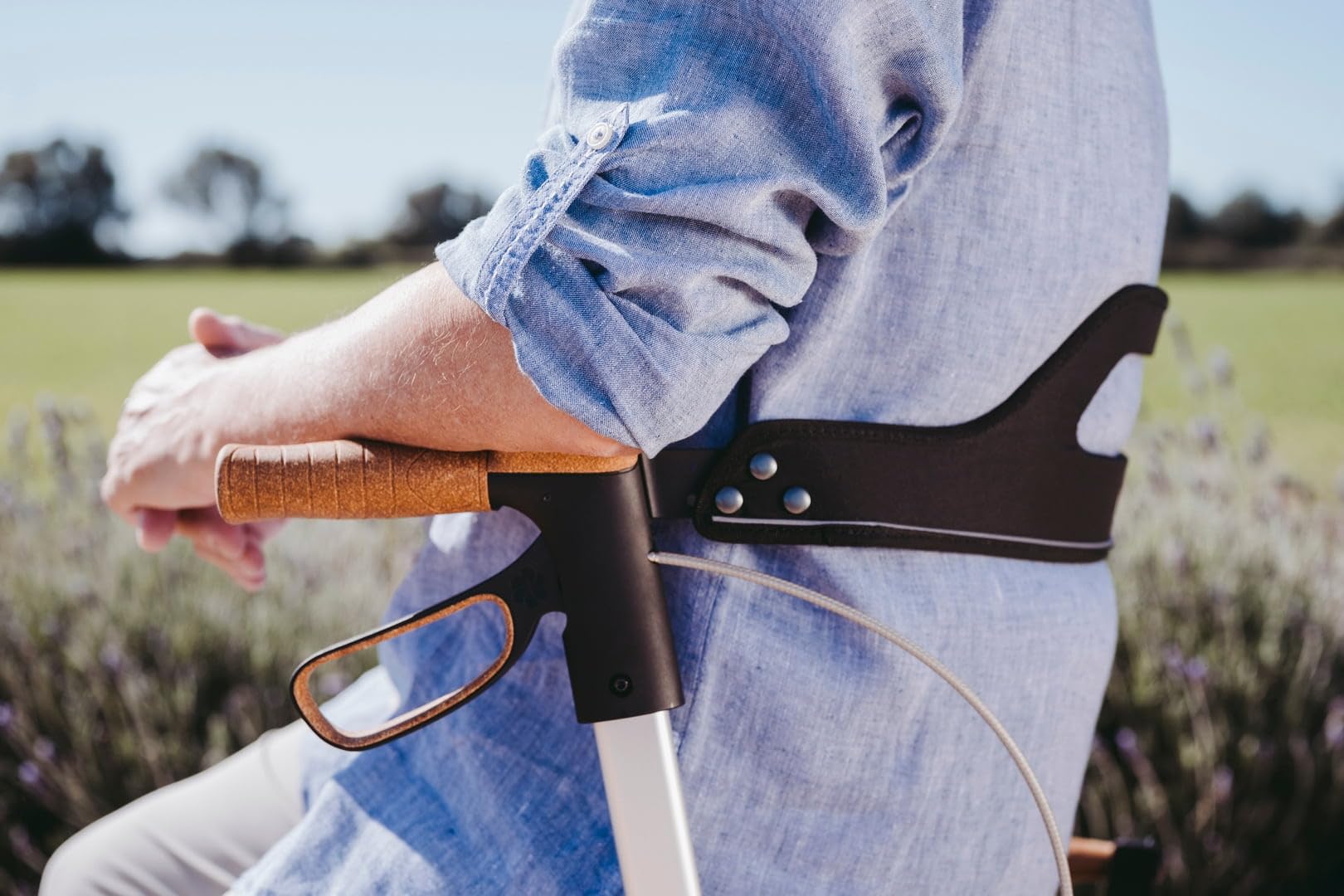 Saljol Allround Rollator in Vollausstattung, 6,4 kg Leichtgewicht mit Sitz, Rückengurt, Tasche, Stockhalter, Klingel, LED-Licht | Outdoor Gehhilfe für Stadt und Land, Sitzhöhe 54 cm, Grau
