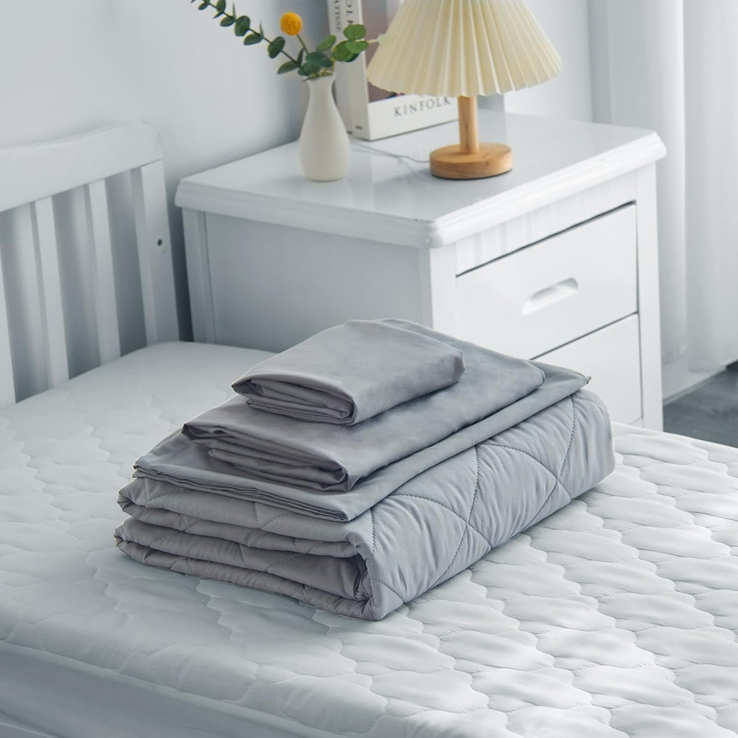 Biloban 4 Piece Toddler Bedding Set,Ultra Soft and Breathable Crib Bedding Set,Includes Quilted Comforter,Fitted Sheet,Flat Top Sheet and Envelope Pillowcase for Boys and Girls,Grey