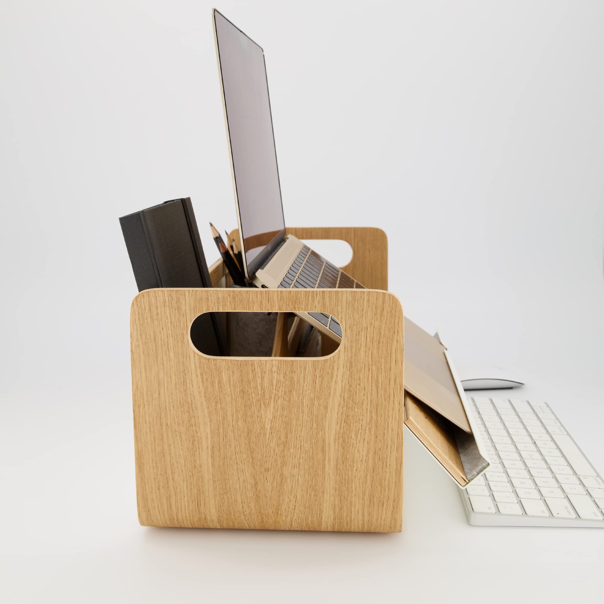 Gustav Original – Mobiler Laptopständer & Schreibtisch-Organizer aus Holz & Aluminium | Ergonomisch, tragbar, für Büro, Home-Office & Unternehmen (bis 15 Zoll)