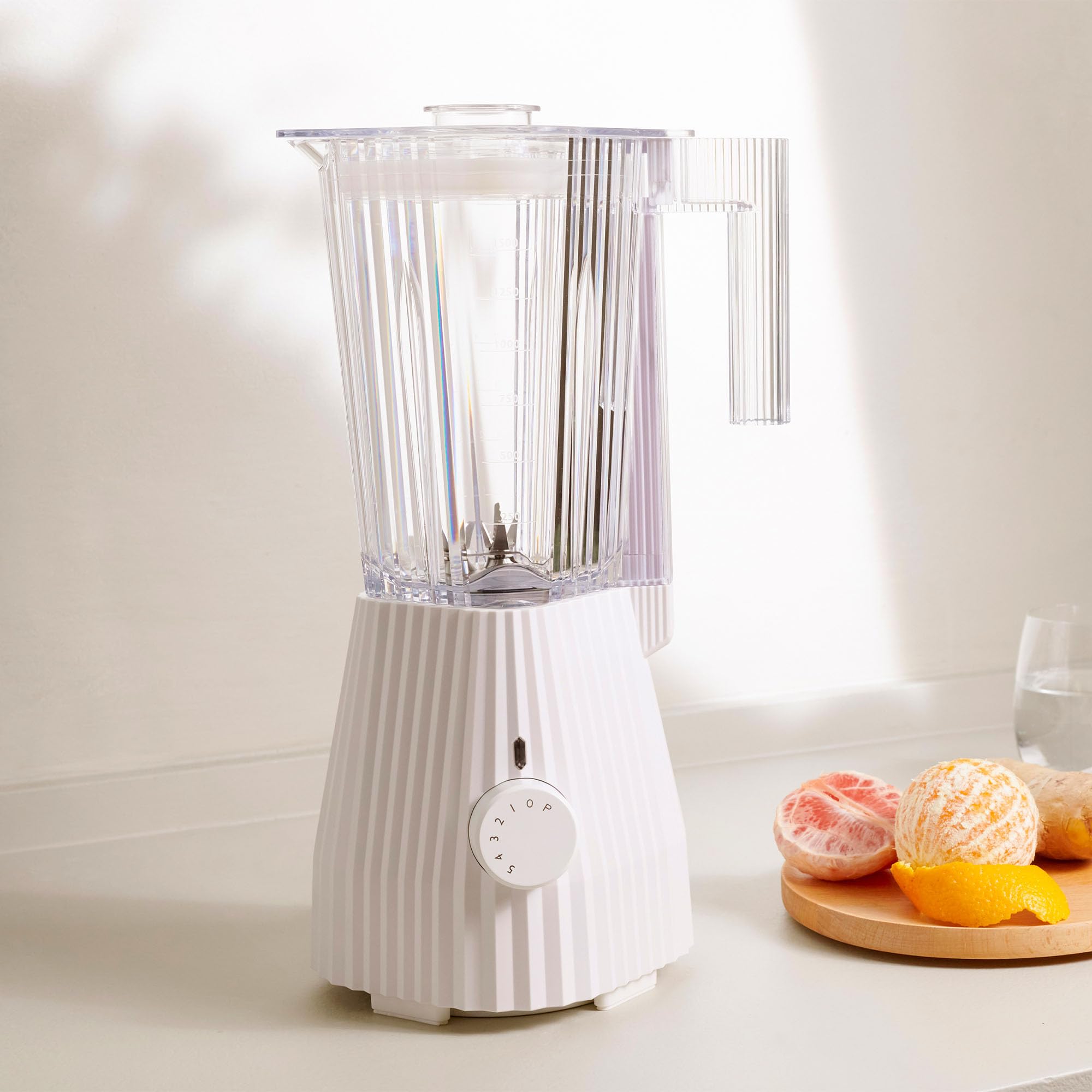 Alessi Plissé MDL09 W, Batidora de Diseño con Jarra Graduada, en Resina Termoplástica, Enchufe Europeo 700W, 1,5l, Blanco
