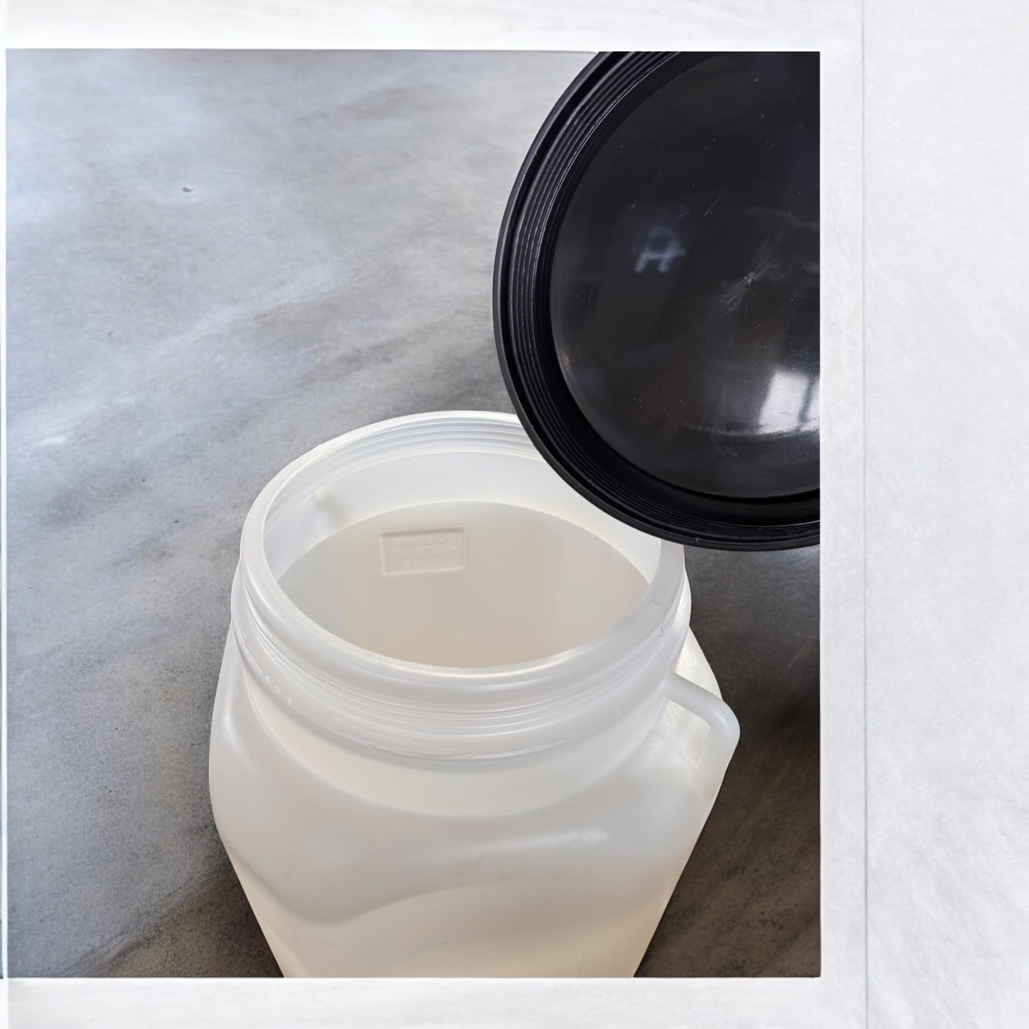 Jordan & Jordan - Bidon Plastique 50 litres - Récipient de Stockage Robuste - Hauteur 52 cm, Ø 22 cm, Couvercle à Visser - pour Eau, Aliments Secs, Déchets, Liquides Techniques