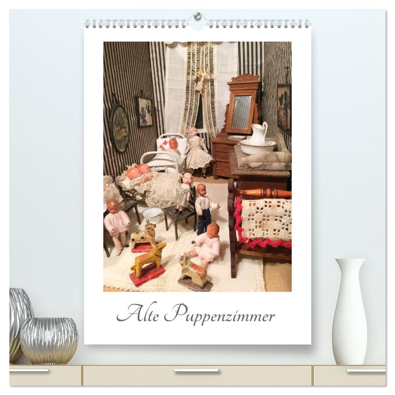 Alte Puppenzimmer (hochwertiger Premium Wandkalender 2026 DIN A2 hoch), Kunstdruck in Hochglanz: Das Puppenstubenspiel von früher - Erinnerungen werden wach. (CALVENDO Hobbys)