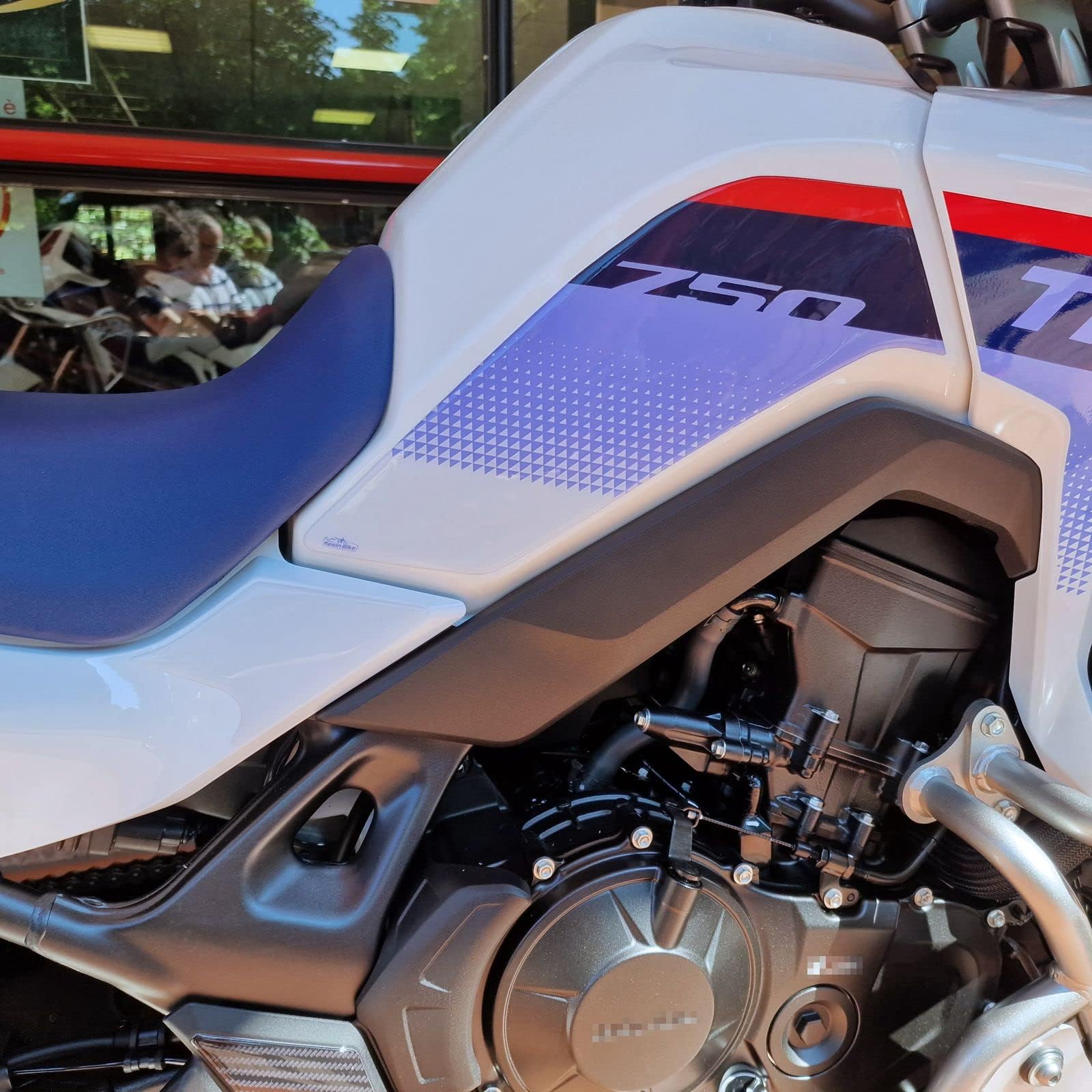 Resin Bike Autocollant Moto compatibles avec Honda Transalp XL 750 2023-2024. Protections Latérales de Genoux Réservoir de Moto Contre Les Chocs et Les Rayures. Paire d'autocollants 3D en Résine