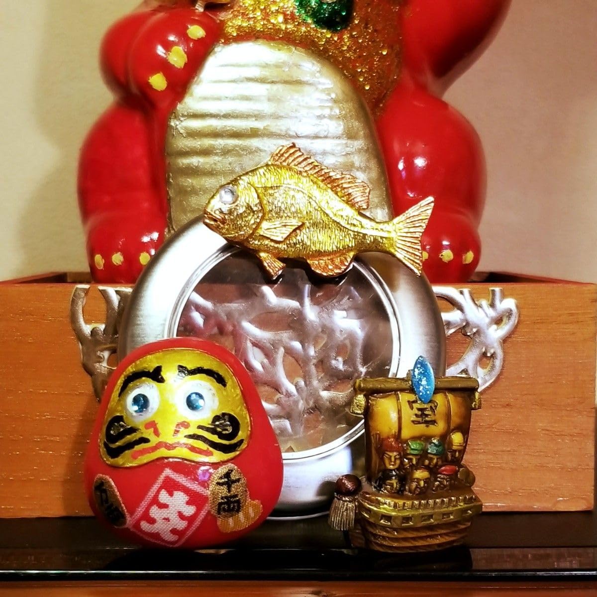 Amazon.co.jp: 招き猫 レッド ゴールド 赤 金 陶器 ダルマ タイ 達磨