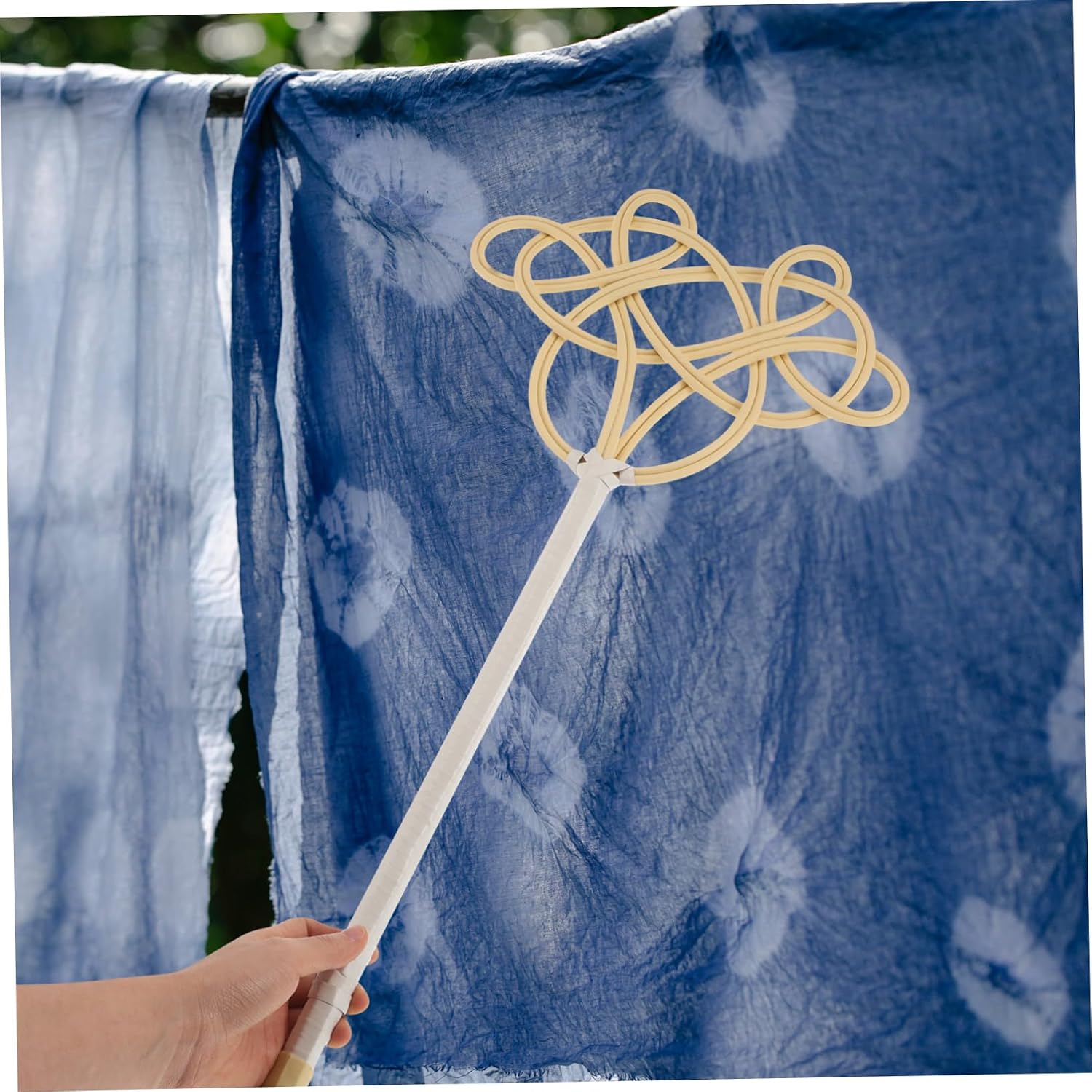 Outanaya Long Handle Quilt Beater with Imitation Rattan Weave Durable Plastic Rug Duster for Efficient Dust Removal Ergonomic Household Cleaning Tool for Mattresses Carpets Cushions