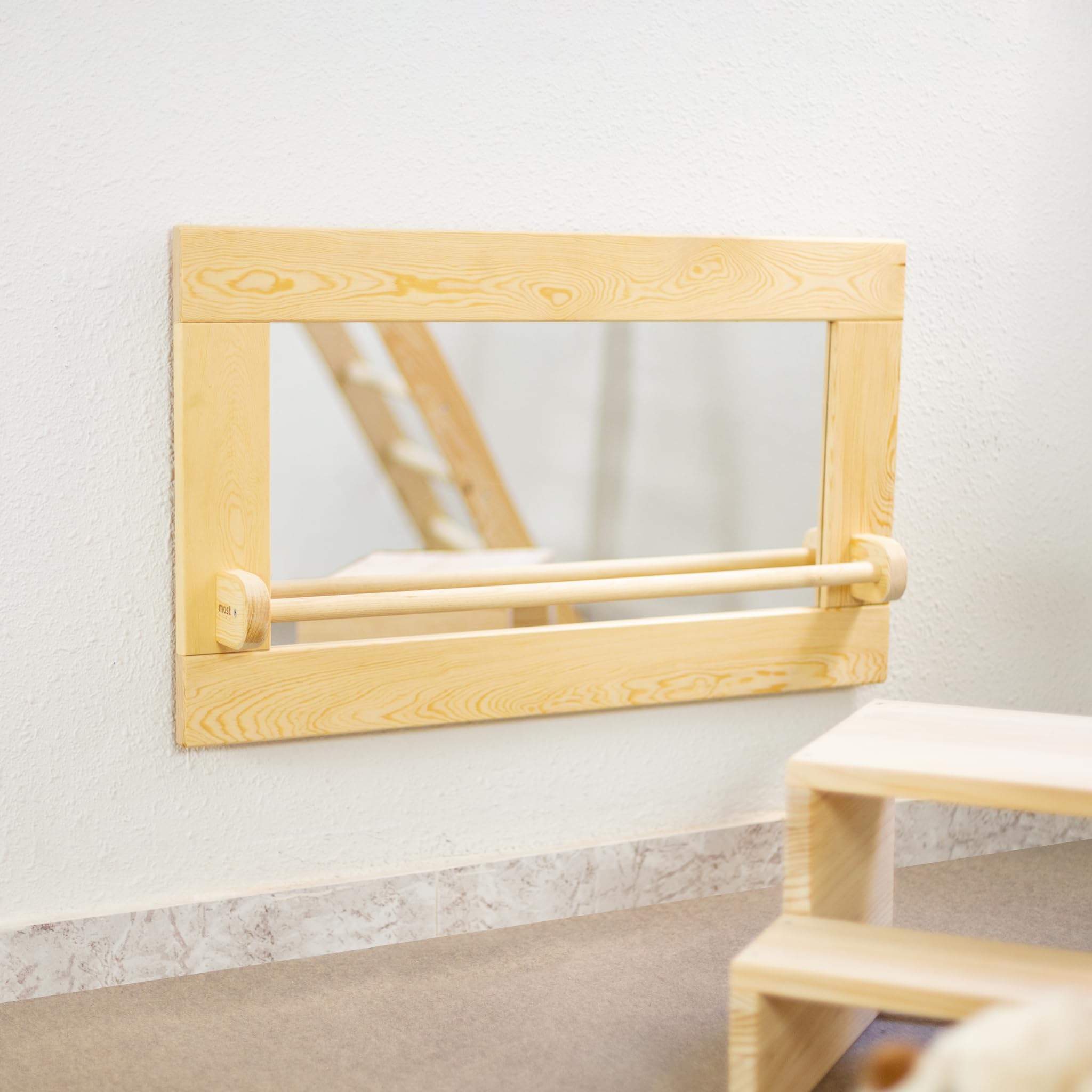 Espejo Montessori HECHO EN ESPAÑA con Barandilla para Bebés y Niños. Espejo de Madera Maciza con Cristal de Seguridad. Regalo Montessori Infantil para Cumpleaños (Tamaño pequeño 74x44cm)