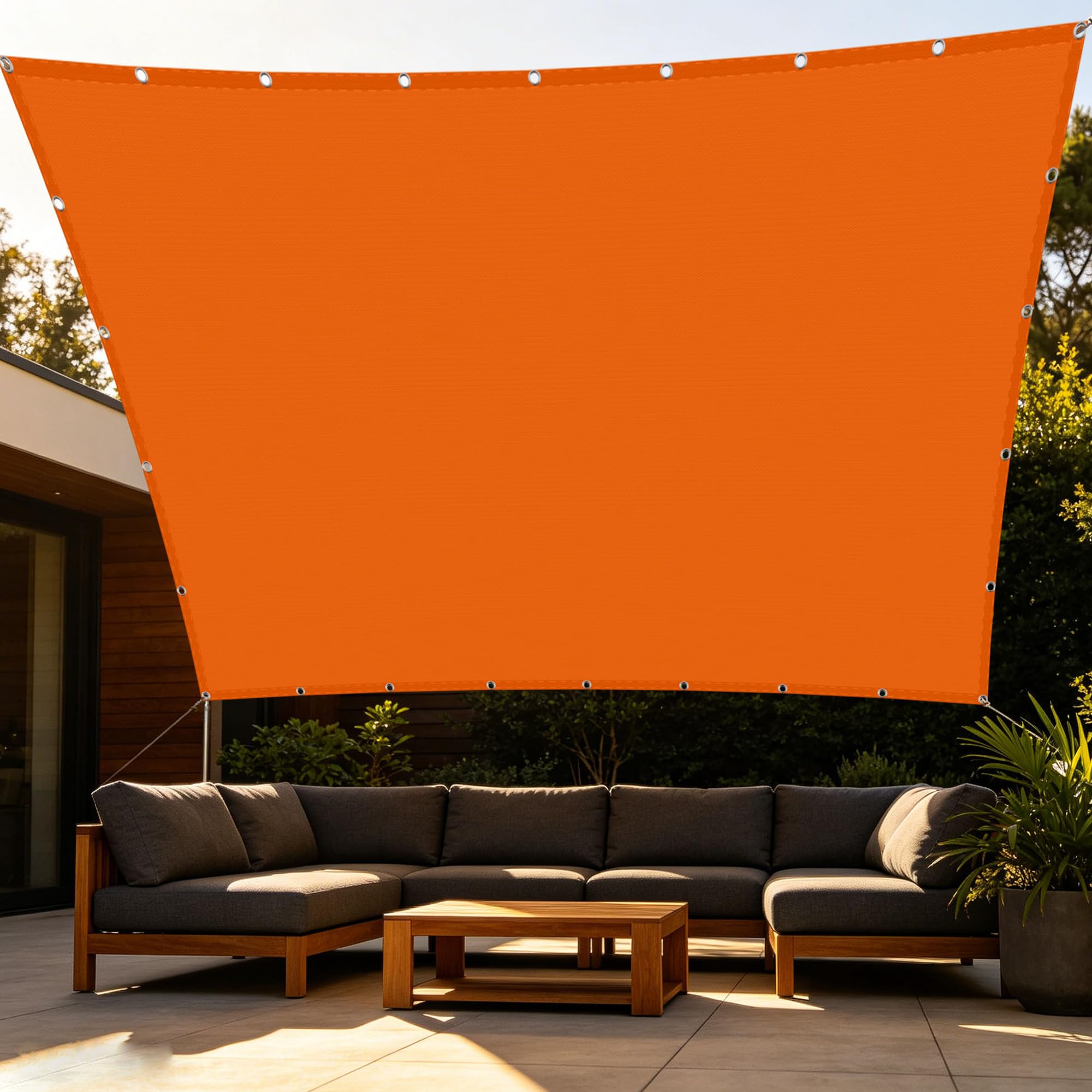 Voile d'ombrage anti-déchirure orange contre la pluie sur le balcon