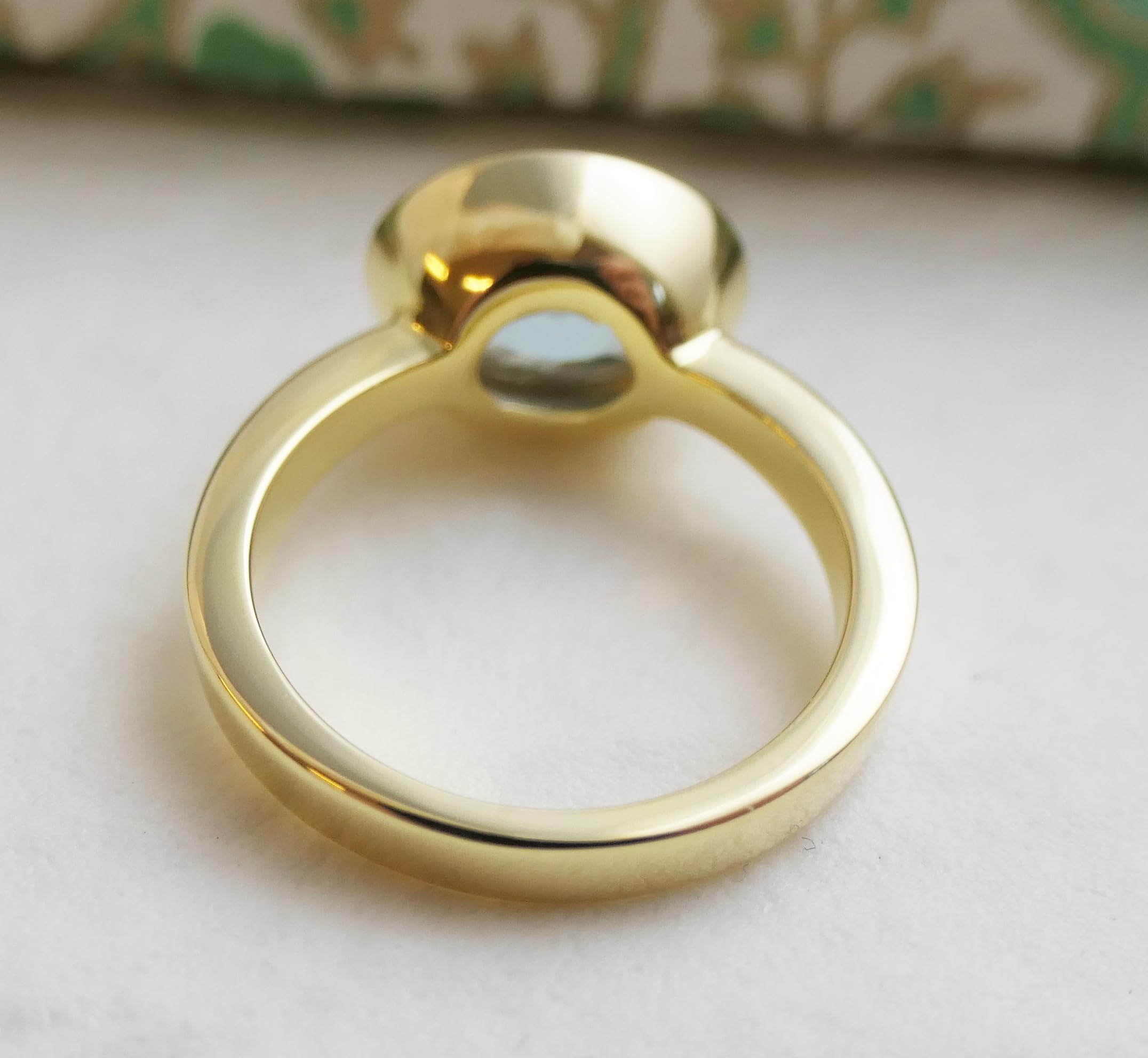 Anillo ovalado de plata de ley con baño de oro y topacio azul