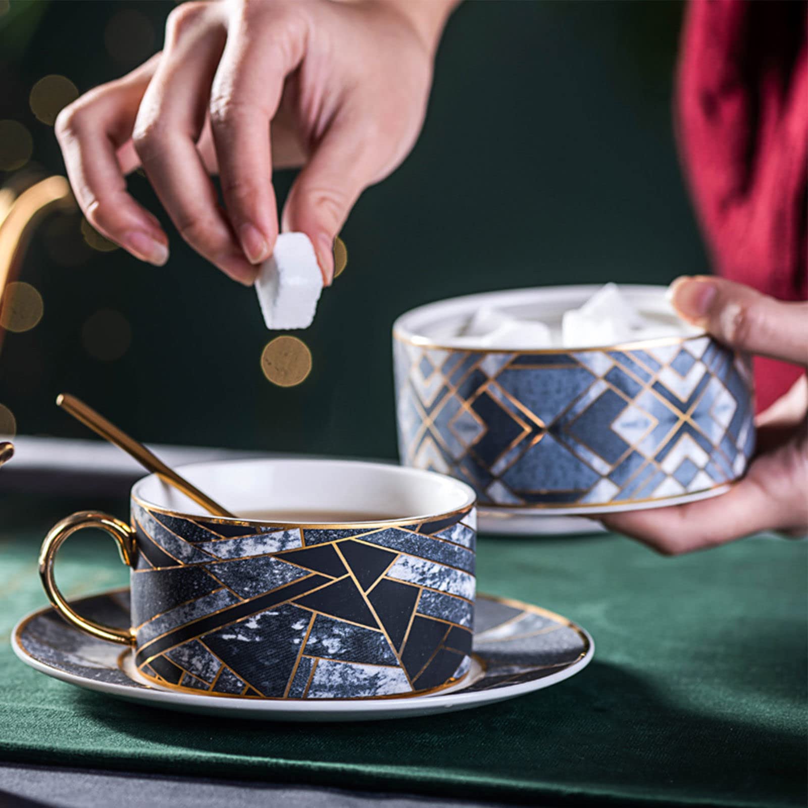 Ensemble de service comprenant un pot à lait, une saucière, un verre à eau, un pichet, un distributeur de crème et de café, un bol à sucre et à sauce en céramique avec couvercle, un pot à crème e