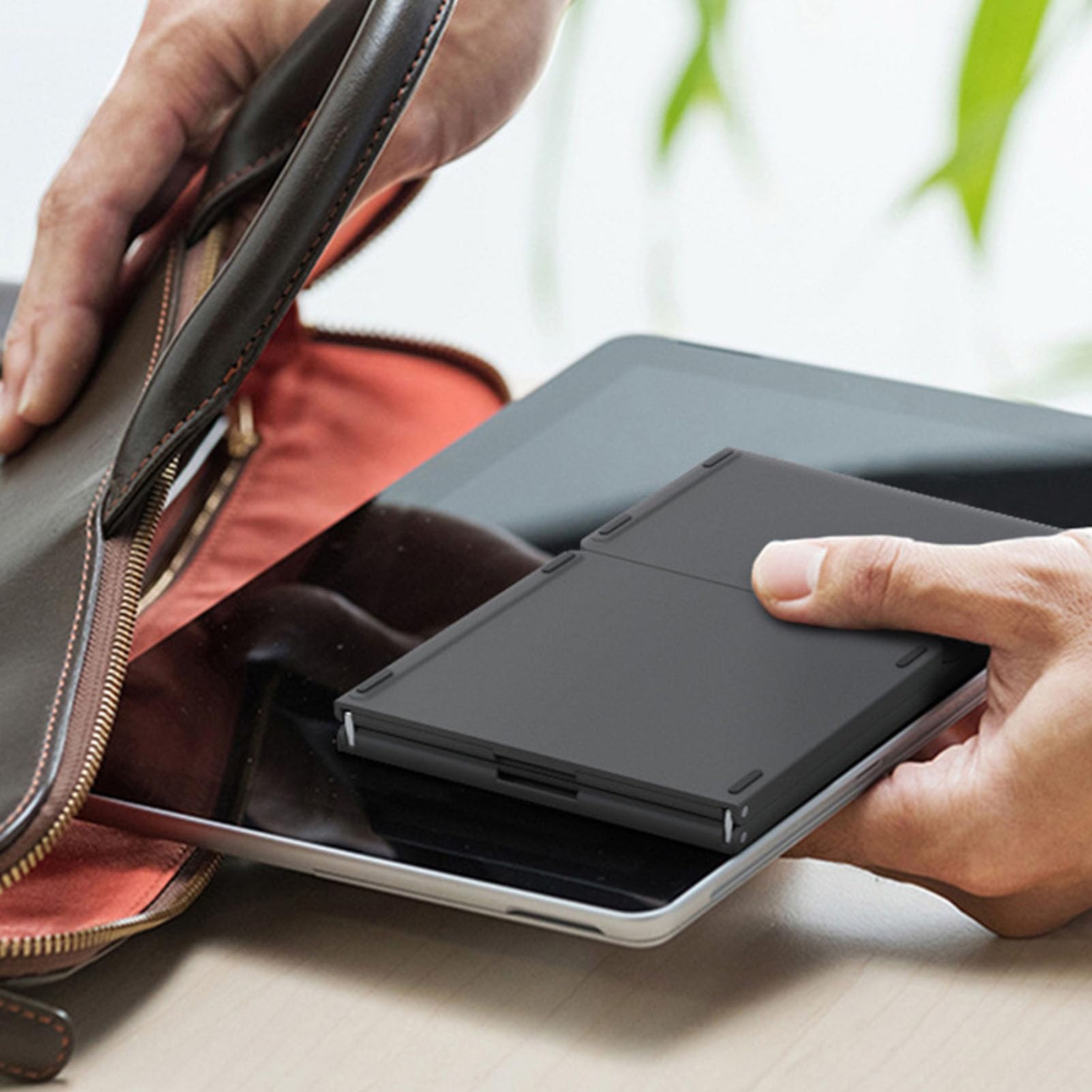 CCYLEZ Tastiera Pieghevole Bluetooth 5.1 con Connessione a 3 Dispositivi, Ampio Touchpad Multi-Touch e Controllo Gestuale per Smartphone, Tablet, Laptop e PC (BLACK)