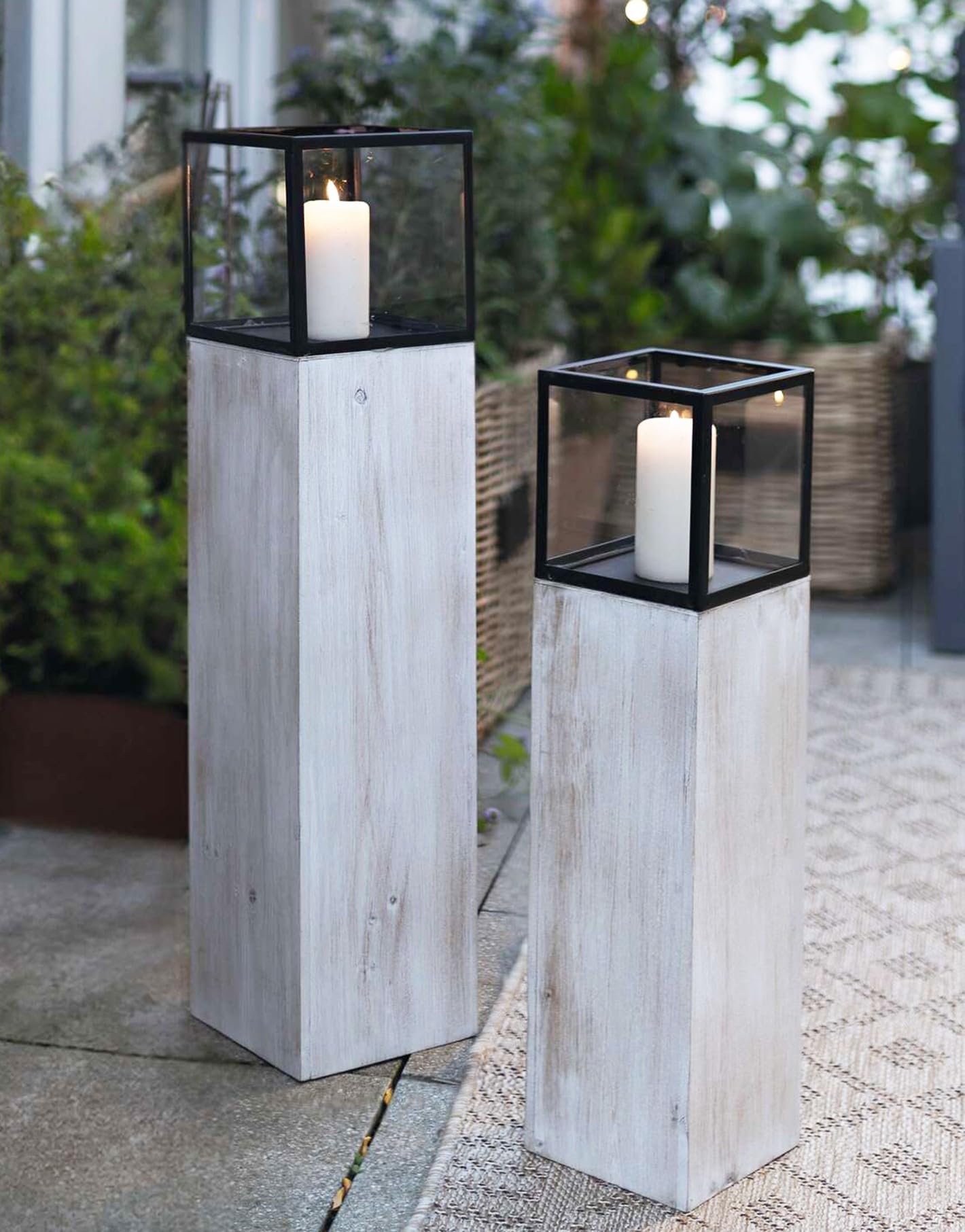Dekoleidenschaft 2X Windlichtsäule Modern Shabby aus Holz, Metall & Glas, 60 + 78 cm hoch, Kerzenhalter, Kerzenständer, Dekosäule für Wohnzimmer, Holzsäule mit Kerzenglas, Boden-Windlicht