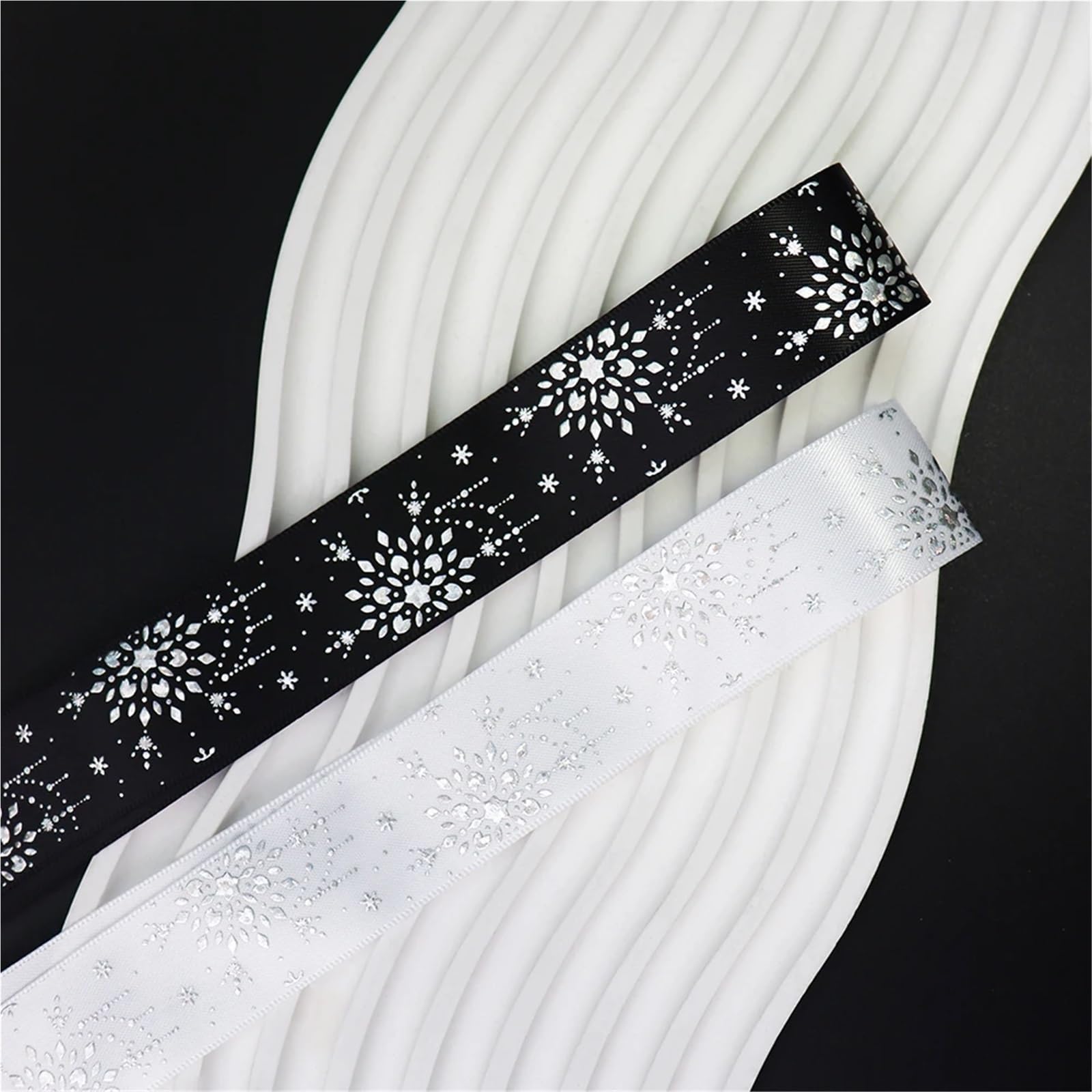 Nastro Con Stampa A Caldo Nastro di raso stampato con fiocco neve in lamina d'argento al laser da 25 mm for l'imballaggio decorazioni for feste Accessori for cucire fai-da-te(White,50Yards)
