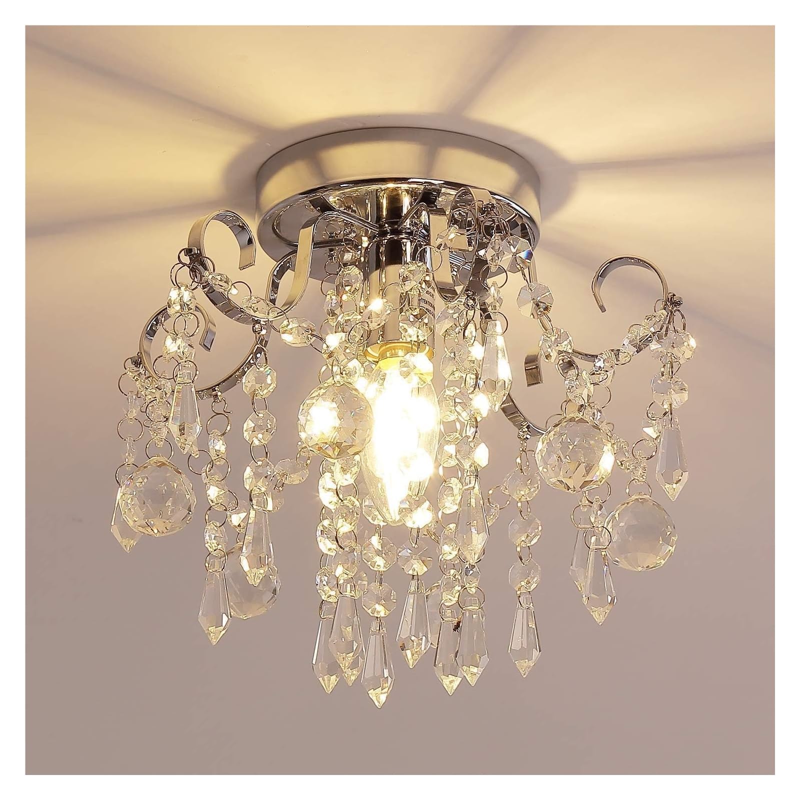 Plafonnier en cristal résolvant le manque de lumière des petits espaces sombres