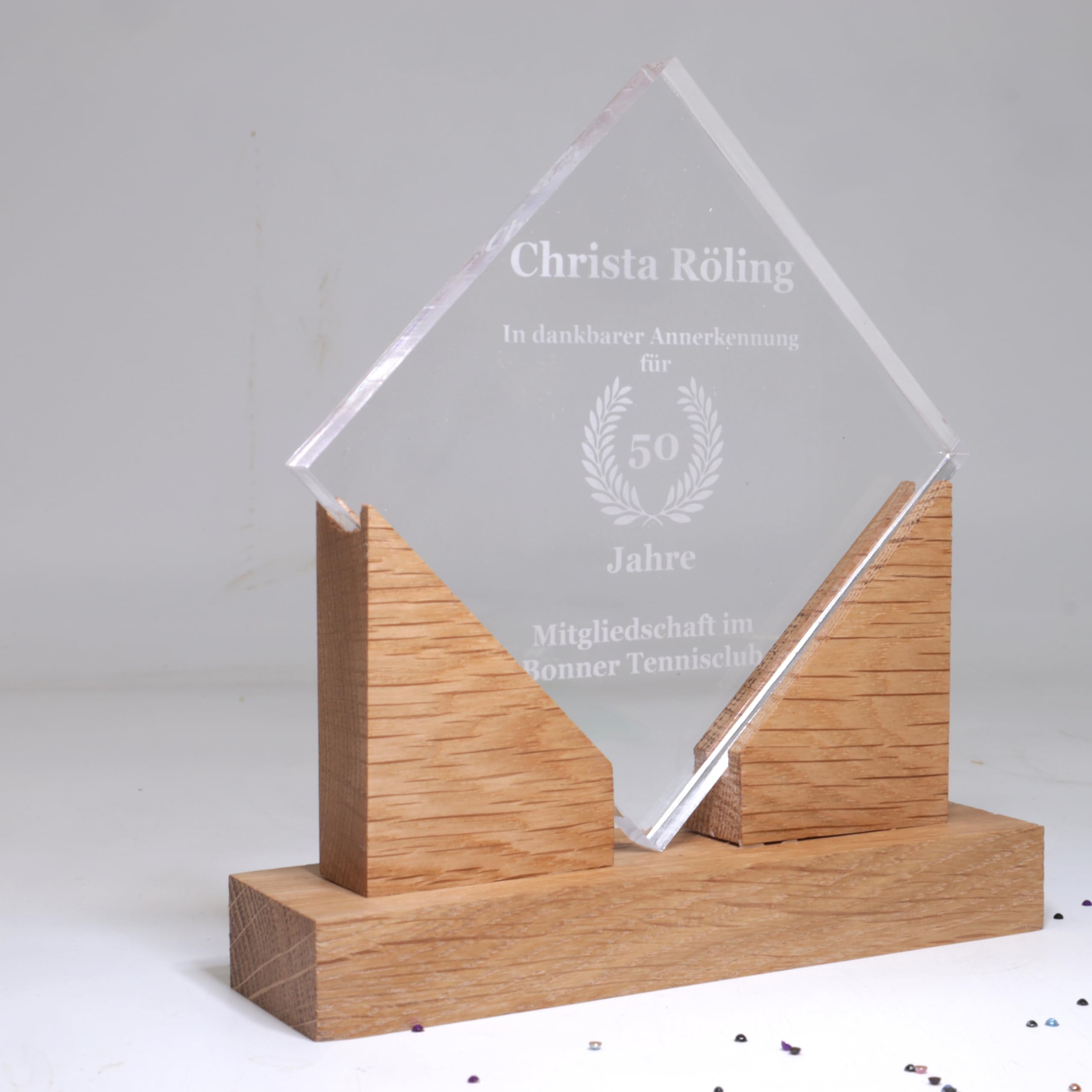 Pila Stone Moderner Acryl Award mit Holzsockel – personalisierbar & hochwertig, Acrylglas mit Eichenholz, Repräsentativ moderner Pokal der Extraklasse