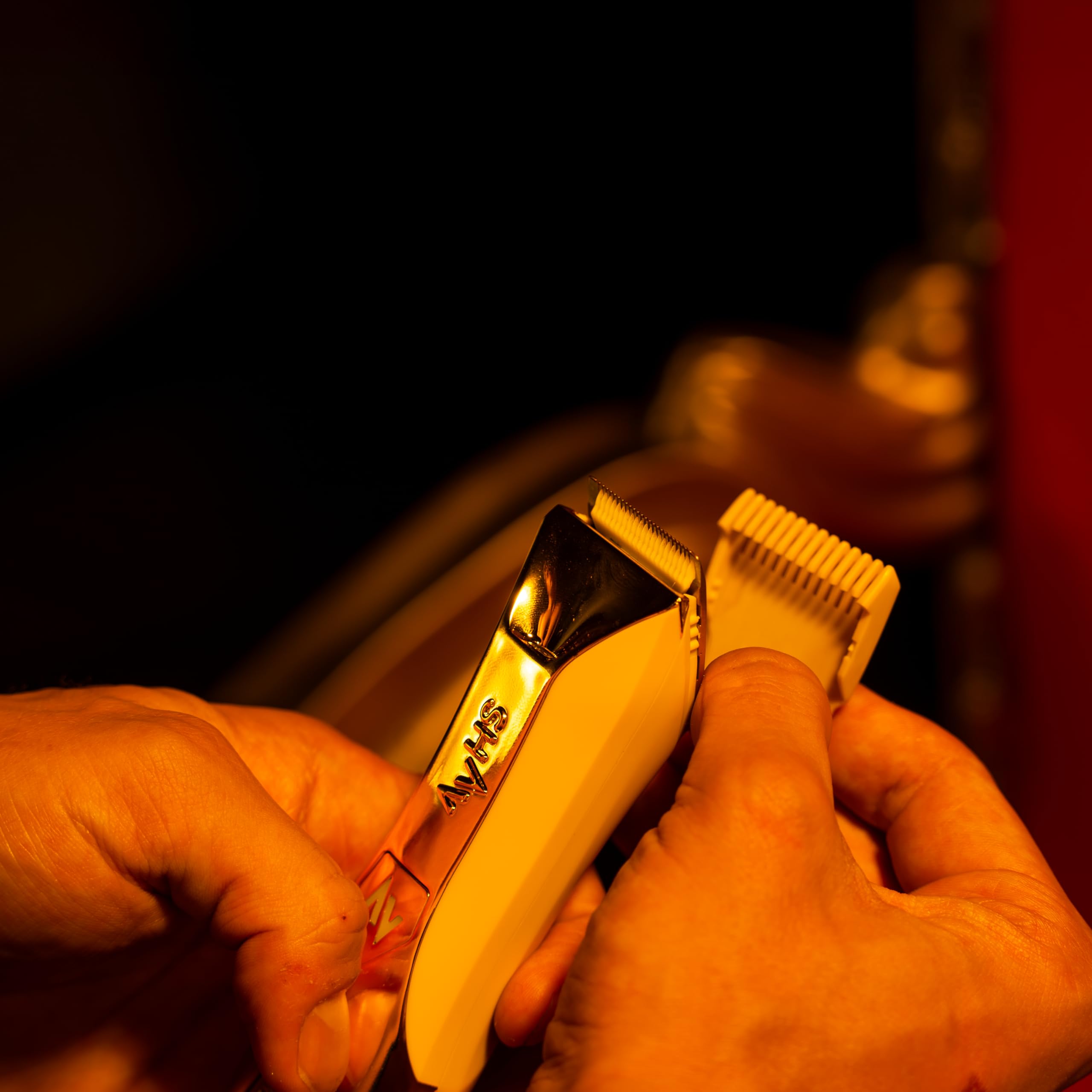 Shav 2 Rasoio per il corpo da uomo, rasoio per il corpo e le aree intime, impermeabile IPX7, per rasatura a umido e asciutto, rasoio di precisione wireless per aree sensibili (oro)