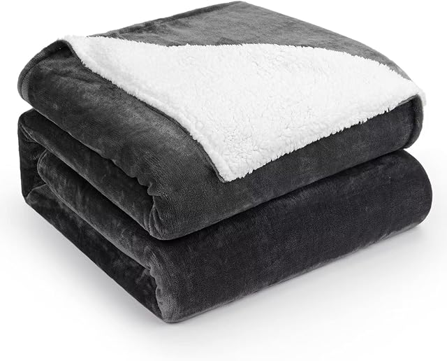 HOMFINE Sherpa Fleece Throw Blanket - Twin Double Fluffy Sherpa Throw Blanket for Bed Sofa Couch Super Soft Thick Fleece Blankets Reversible Microfiber Warm Throw (Dark Grey, 150 x 200cm)