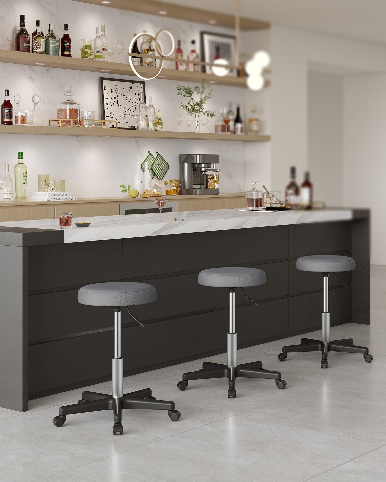 SONGMICS Sgabello Girevole con Ruote, Altezza Regolabile 46-58 cm, Sgabello da Bar Imbottito Rivestito in PU, Sgabello da Lavoro per Studio Ufficio Salone di Bellezza, Grigio Tortora LJB061G01