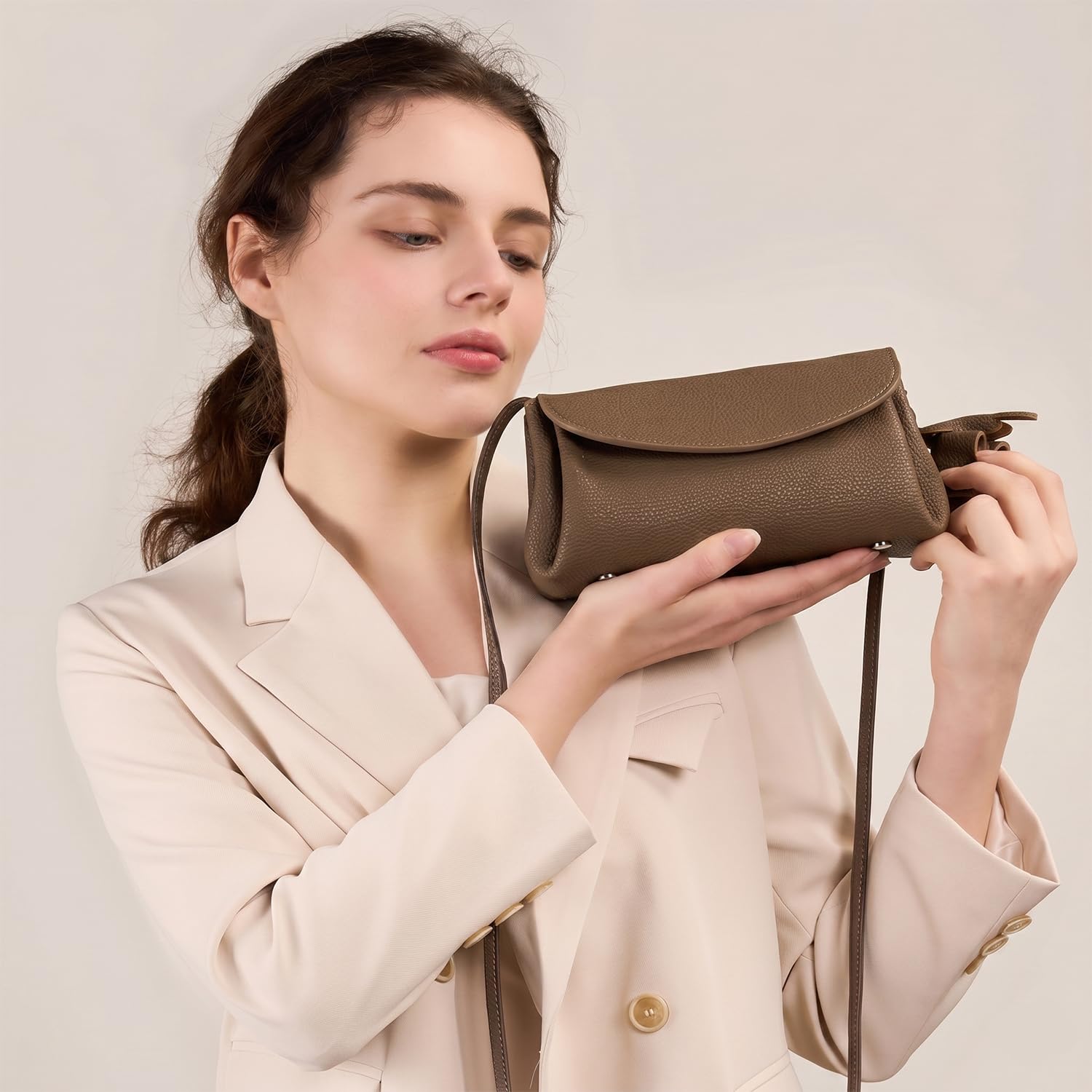 Bolso Bandolera Mujer de Cuero Suave Genuino, Primavera Verano Diseño Nicho Bolso Pouch Mini, Elegante Bolso de Hombro con Solapa Pequeño Marrón