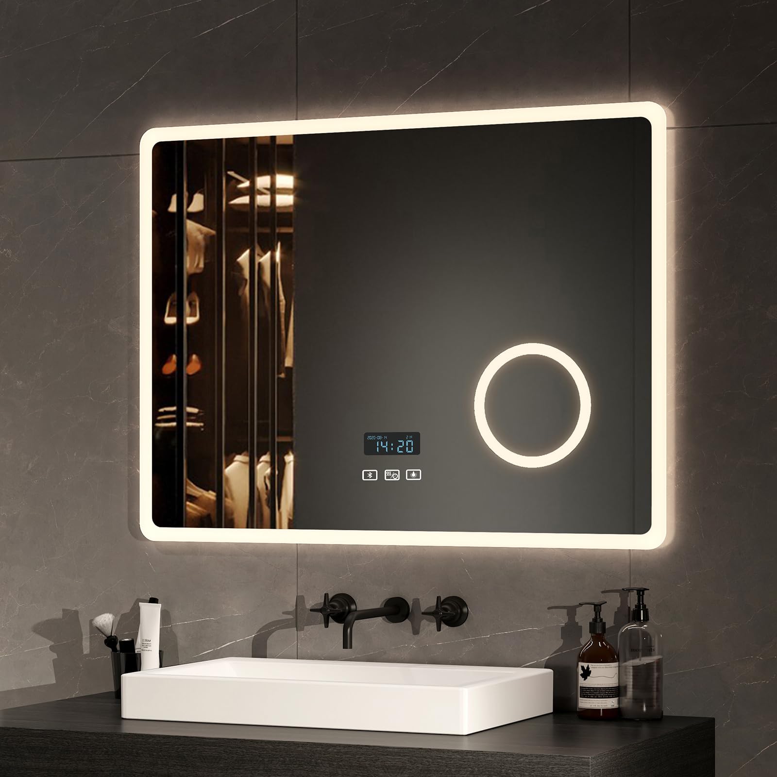 EMKE Specchio Bagno con Luce 80 x 60 cm, Bluetooth, Interruttore Tattile | Antiappannamento e Orologio e 3 Volte Lente D'ingrandimento, Luce Dimmerabile e Variabile