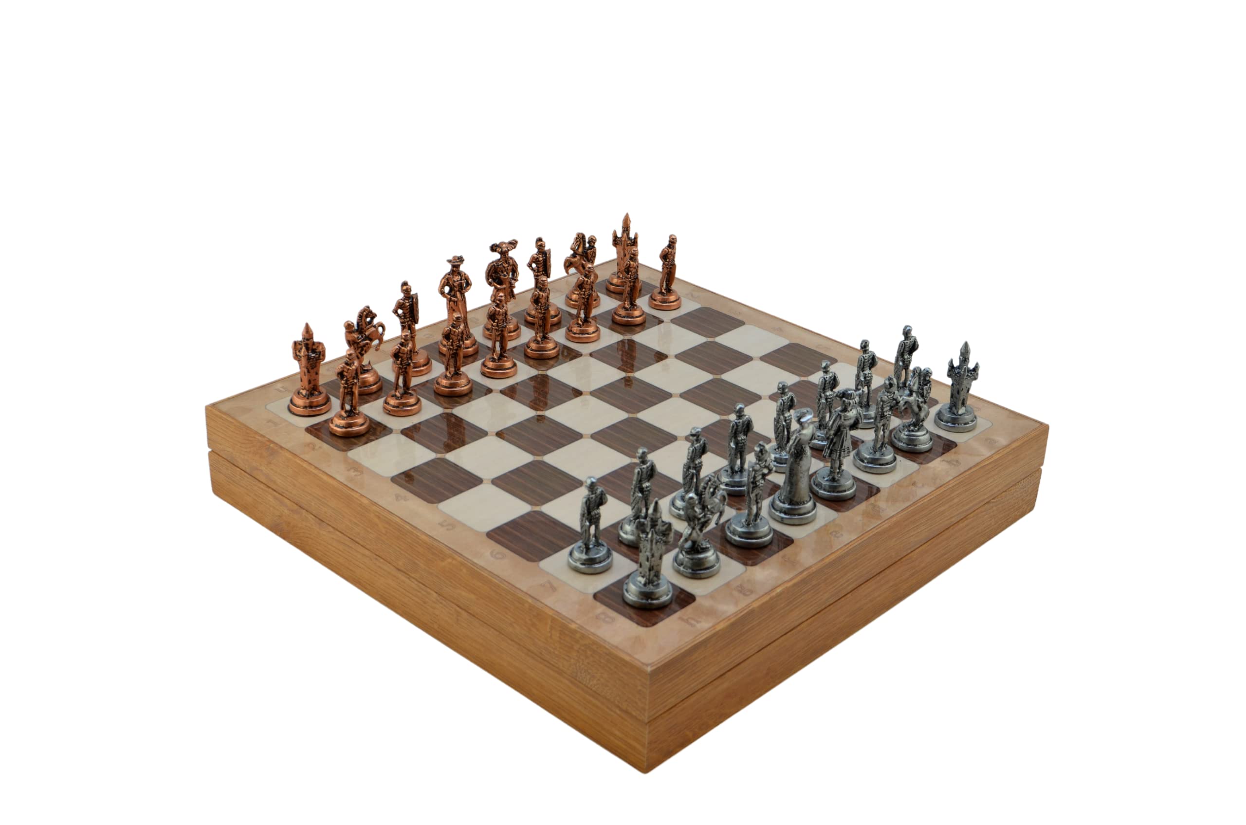 GiftHome Orta Boy Metal İspanyol Satranç Takımı Antik ve Rustik Desenli Sandıklı MDF Tahtası (36x36x6 cm.)