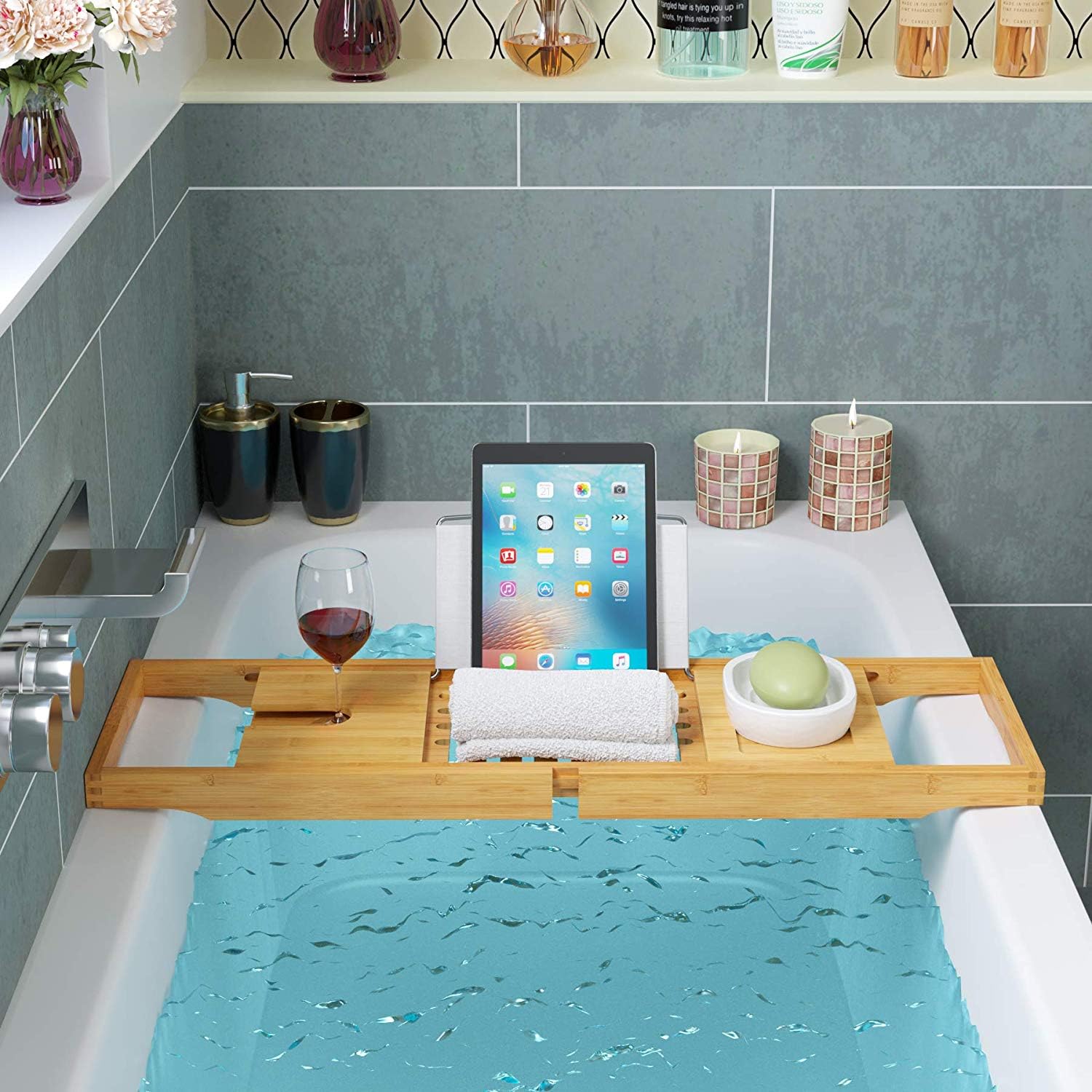 Avilia - Vassoio Vasca da Bagno in Bambù Estensibile 70–104 cm con Porta Calici e Leggio | Accessori Bagno Eleganti per Relax e Organizzazione in Vasca da Bagno