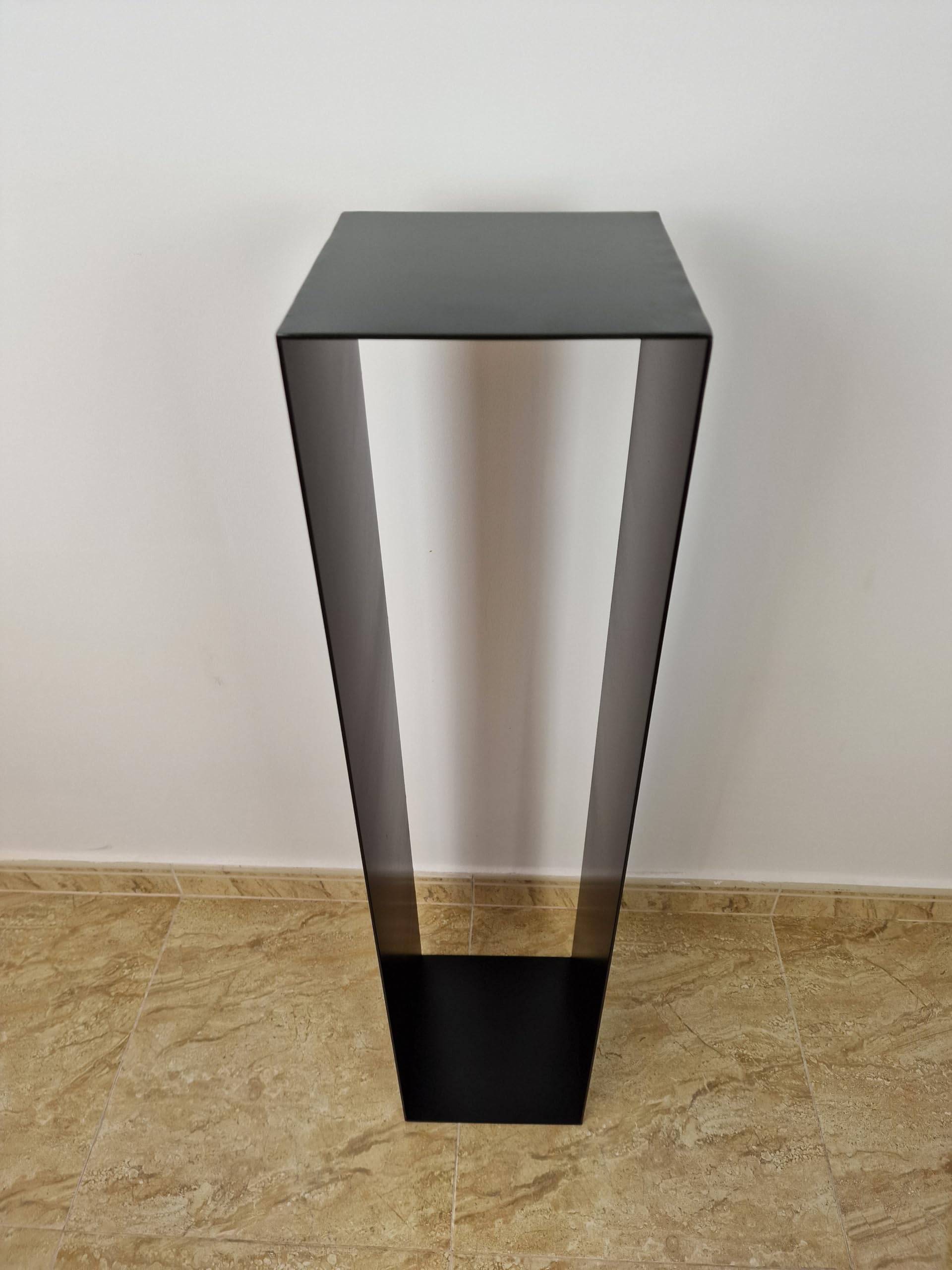 Genérico Pedestal, peana metálica, artesanal 100x23x23 para interior y exterior. Soporte alto, estante. Resistente y estable. Funcional. Color negro