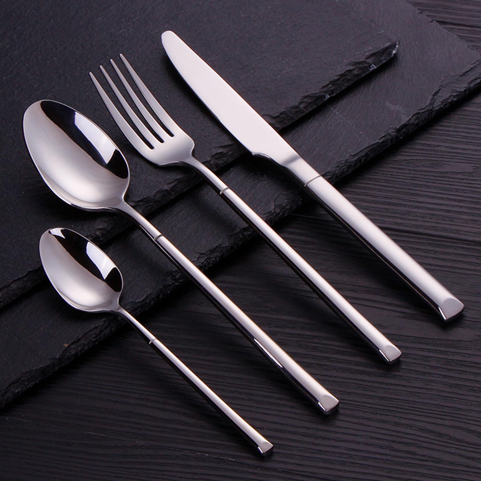 Ce Service de Couverts 16 pièces pour 4 Personnes Comprend Un Couteau, Une Fourchette et Une cuillère de Table à Manche martelé, Le Tout en Acier Inoxydable 18/8 argenté.
