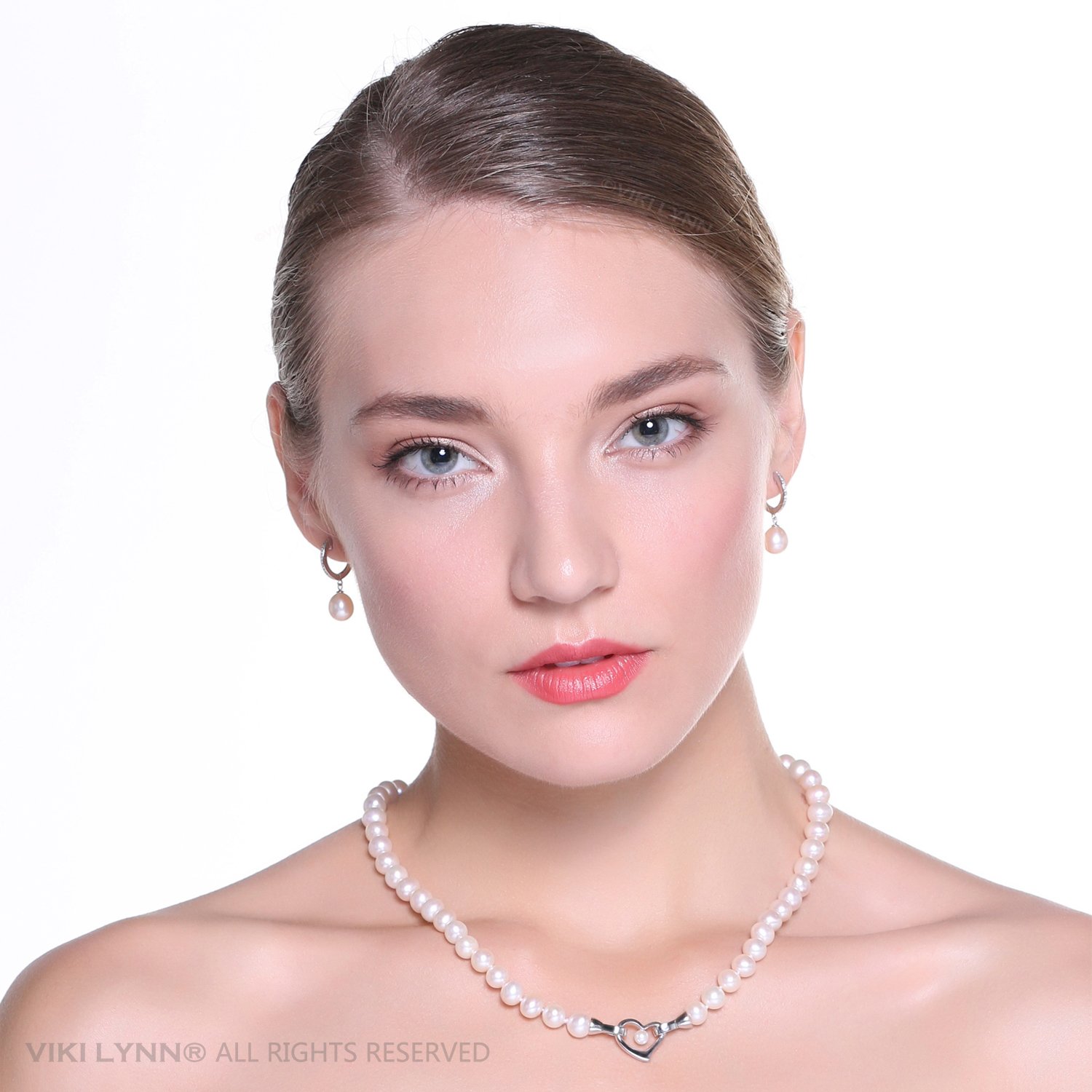 Perlen-Halskette mit Herz-Anhänger von Viki Lynn. Damenschmuck. Weiße Perlen Klasse AAA. In 3 Arten zu tragen. Geschenkidee für Muttertag oder Hochzeit.
