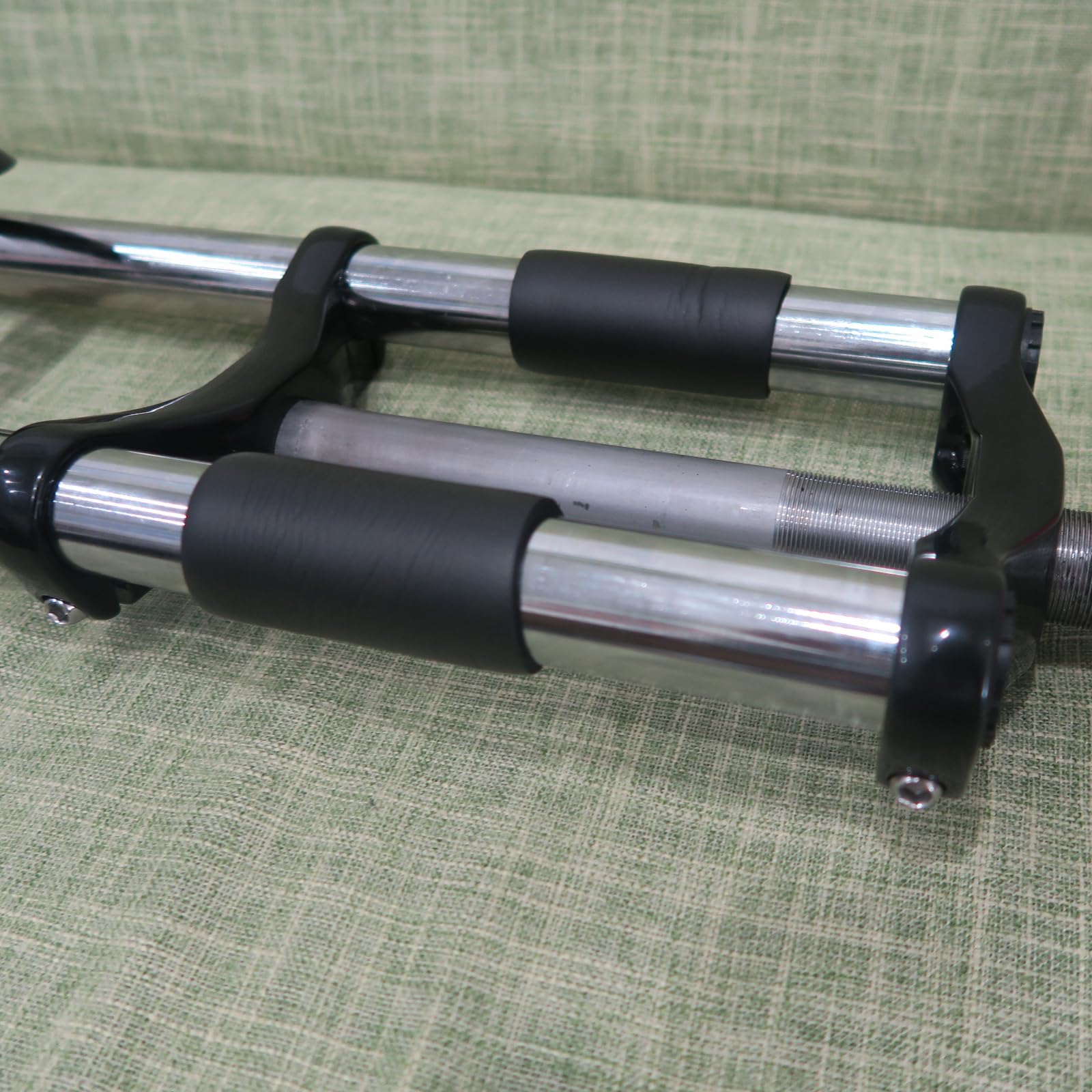 Forcella da 66 cm, filettatura da 2,5 cm, tubo dritto da 25,4 mm, doppia spalla, triplo albero, freno a disco, nero