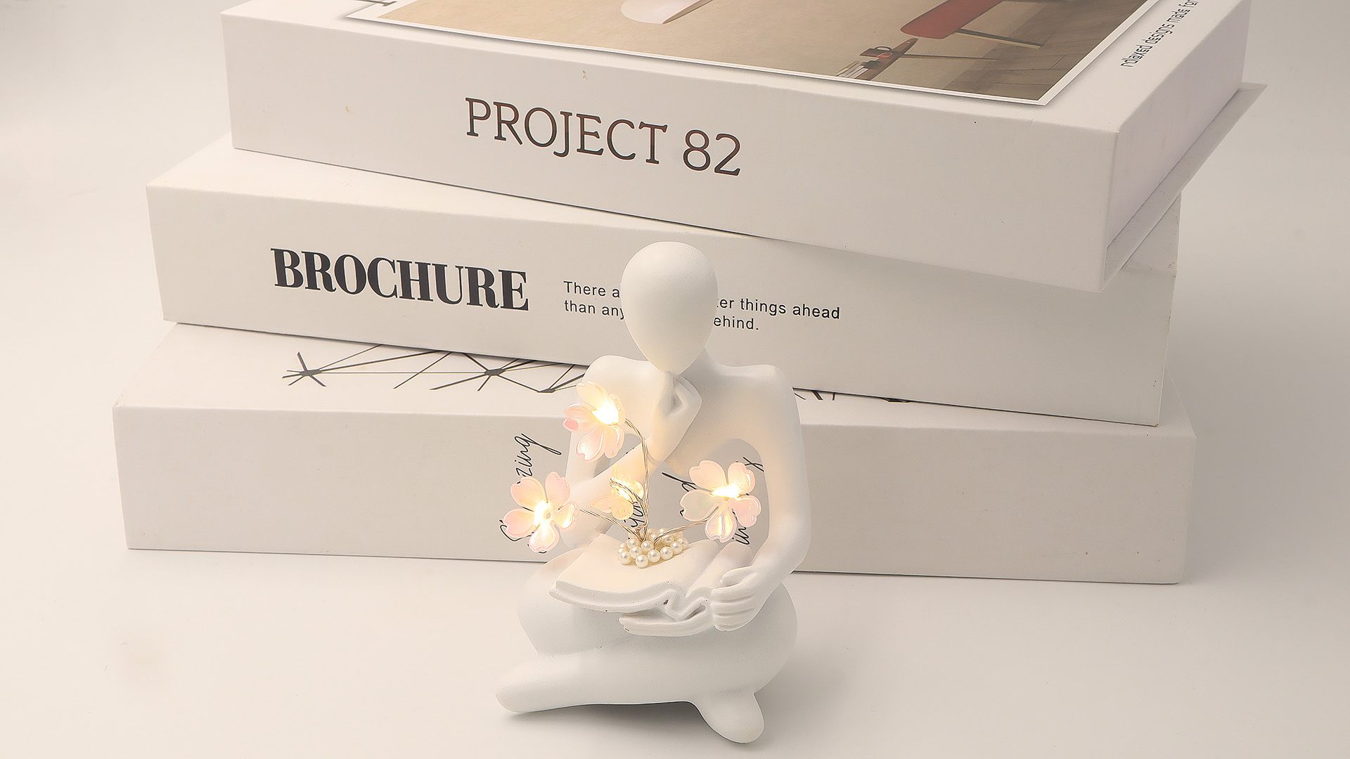 Estatua decorativa de lectora con luz LED y base de resina miniatura 7
