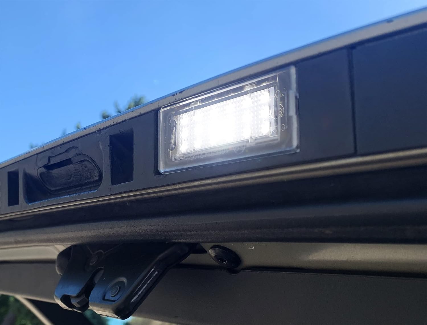 iJDMTOY CAN-bus Error Free Full LED License Plate Lights Compatible With BMW 2001-2006 E53 X5, 2004-2009 E83 X3, Powered By 18-SMD Xenon White LED Diodes