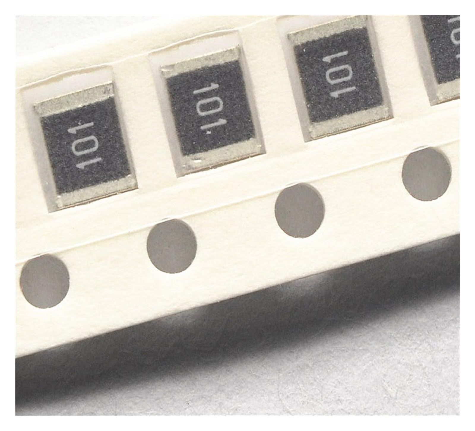 Résistance CMS 1210 360R pour stabiliser la tension de vos projets Arduino