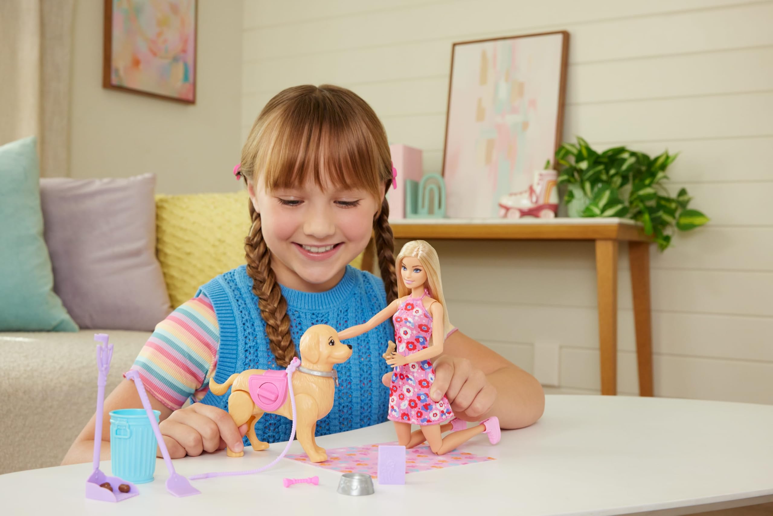 Barbie “Barbie Walk & Potty” Conjunto con Cachorro de Juguete. Incluye un Perrito de Juguete Que Camina y Hace Sus Necesidades, una muñeca Barbie “Malibu”, Pala para Recogida y Accesorios, JJB46 — view 2