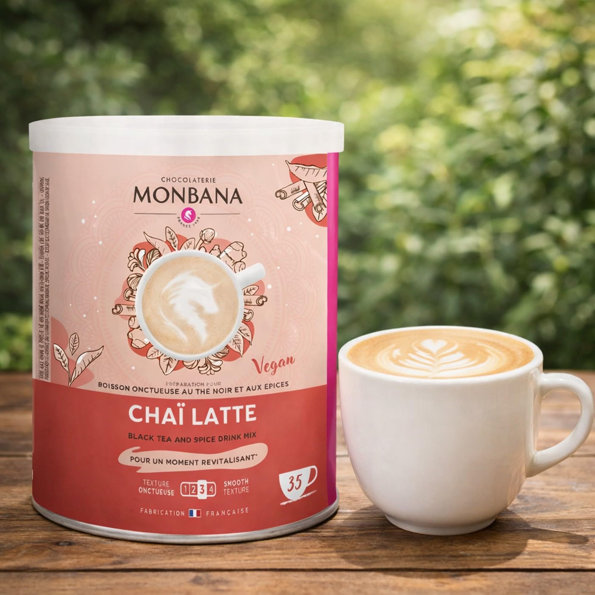 MONBANA Chai Latte Vegan 350 g – Préparation Instantanée au Thé Noir et Épices – Boisson Chaude ou Glacée – Cannelle, Cardamome, Gingembre et Girofle – Recette Gourmande