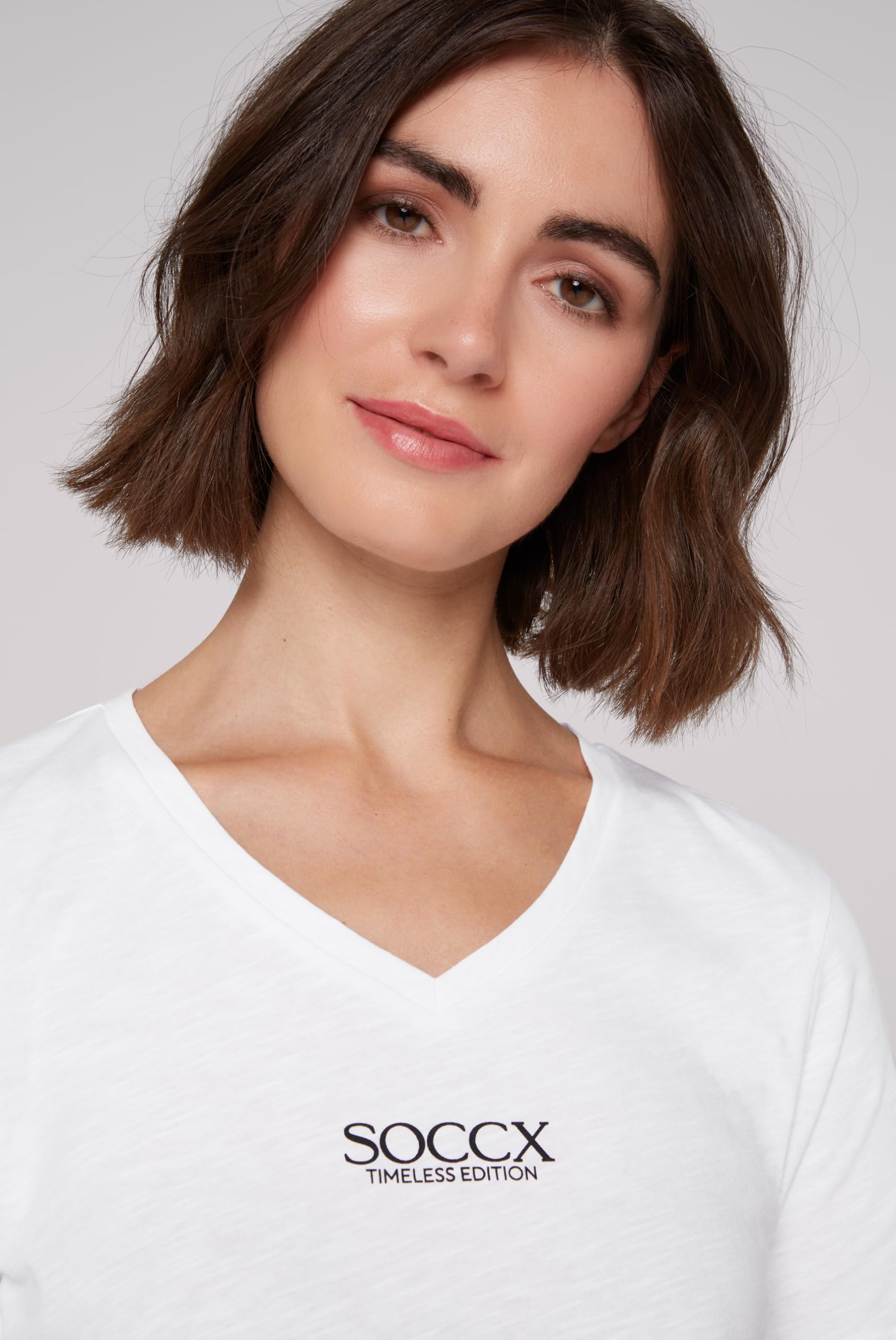 SOCCX Damen Basic T-Shirt mit V-Ausschnitt 100% Baumwolle Kurzarm Logo Print Oberteil