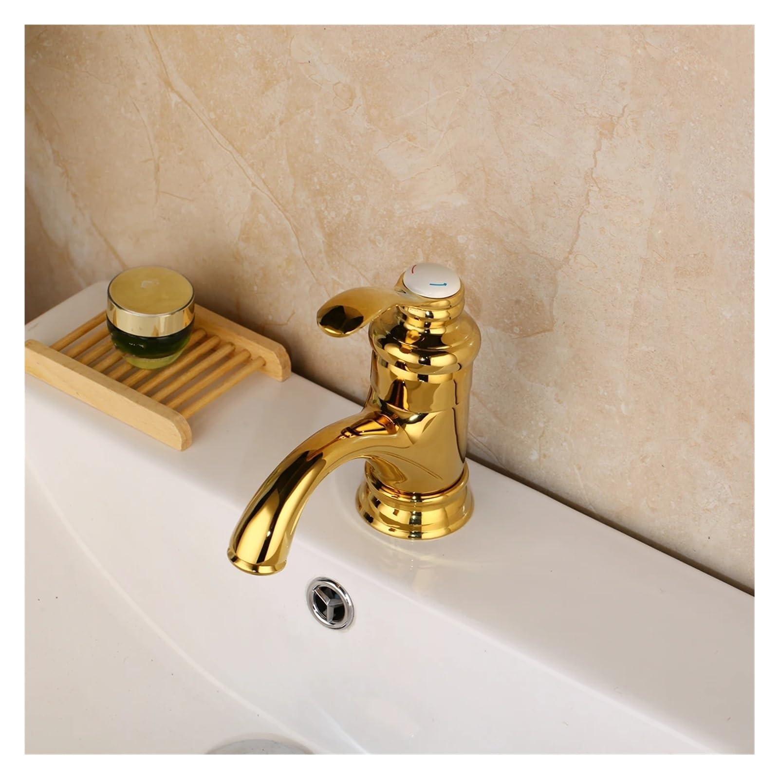 Robinet de lavabo doré au design luxueux et finitions haut de gamme