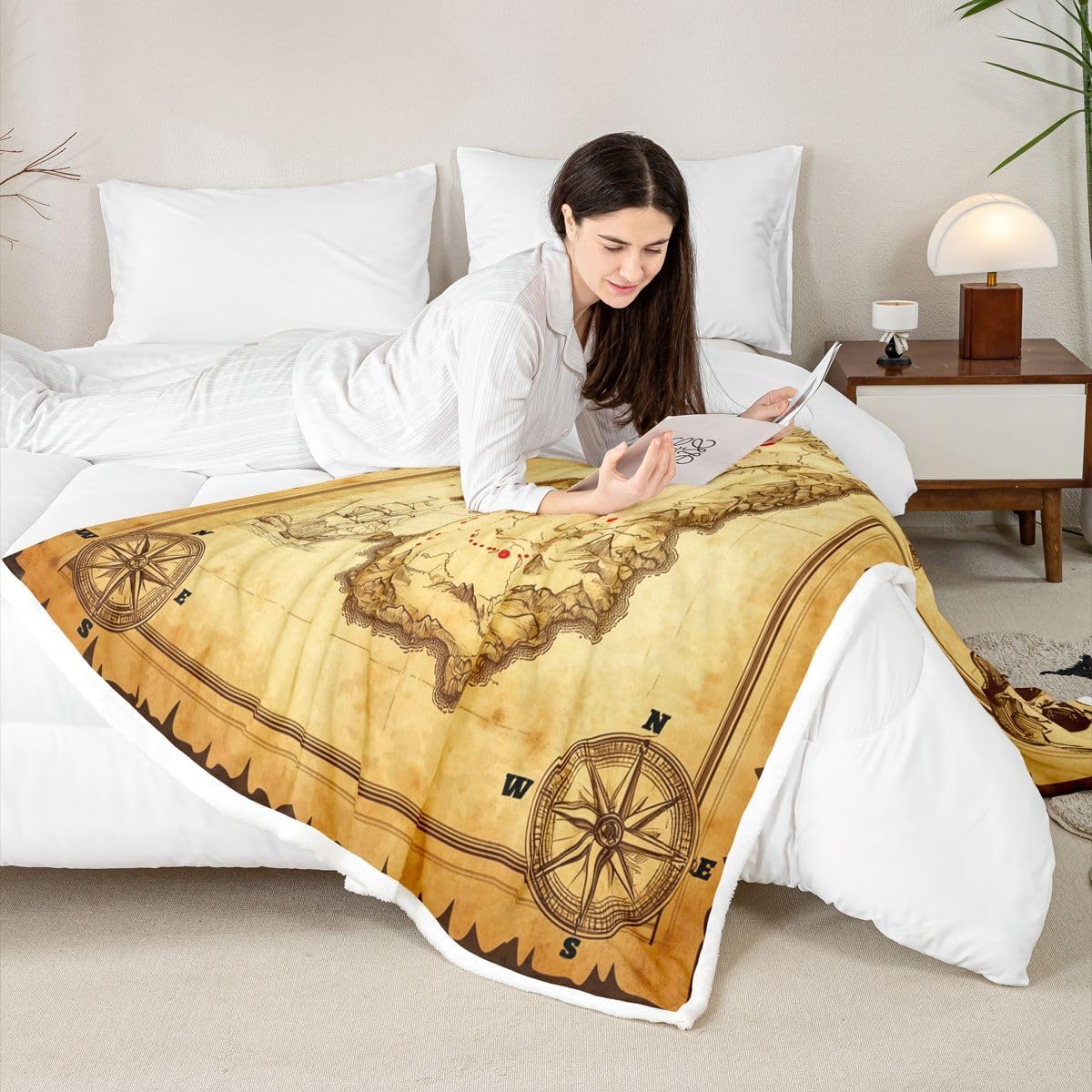 Feelyou Nautical Island Map Sherpa Blanket Kids Vintage Old Map Pirate Ship Fleece Throw Blanket Ocean Ancient Pirate Skull Fuzzy Blanket for Sofa Bed Couch Decor,40x50 Inches