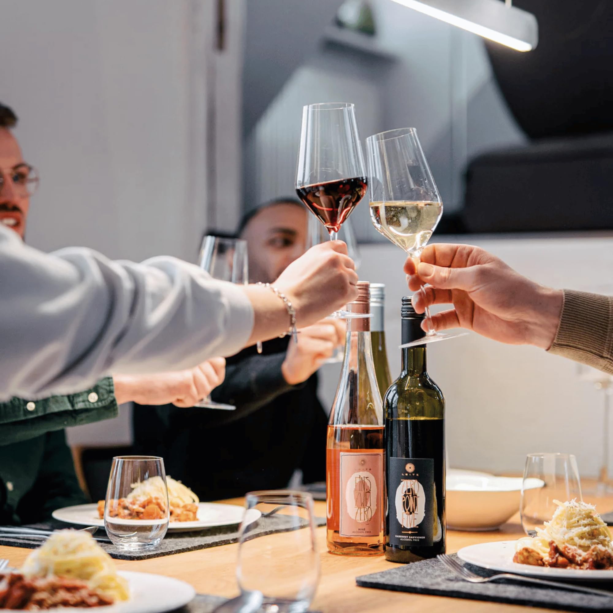 4er Weinpaket alkoholfrei „Weiß & Rosé“ vom Weingut Leitz – 0,5% Vol | Riesling, Chardonnay, Rosé, Sauvignon Blanc | Eins-Zwei-Zero Probierpaket inkl. Weinausgießer | alkoholfreier Weißwein & Roséwein