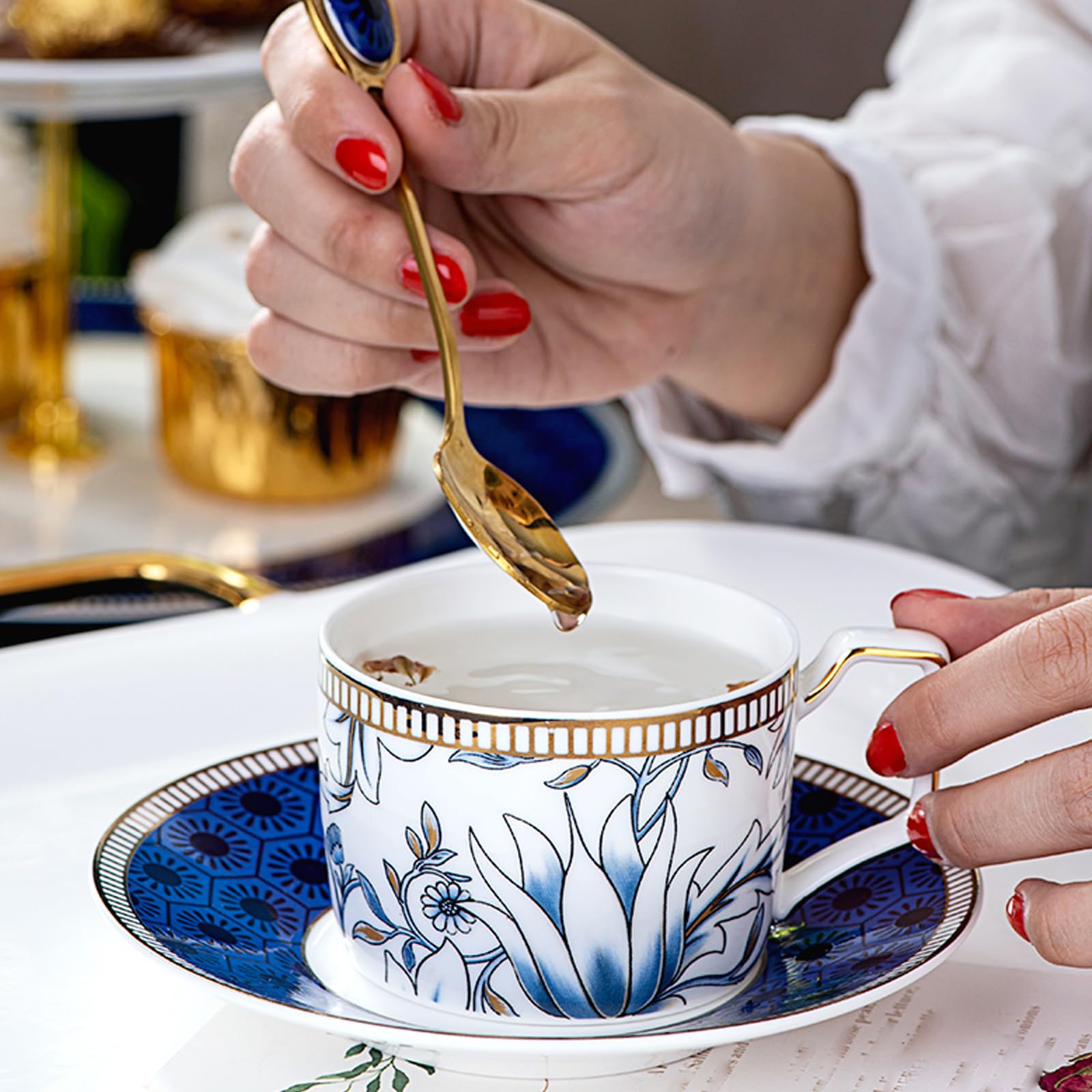 FfiMe 10 tazas de porcelana china con bandeja, platillo, juegos de té de cerámica inglesa blanca simples a juego con cucharas y caja de regalo, para decoración de sala de estar, juego de té de la
