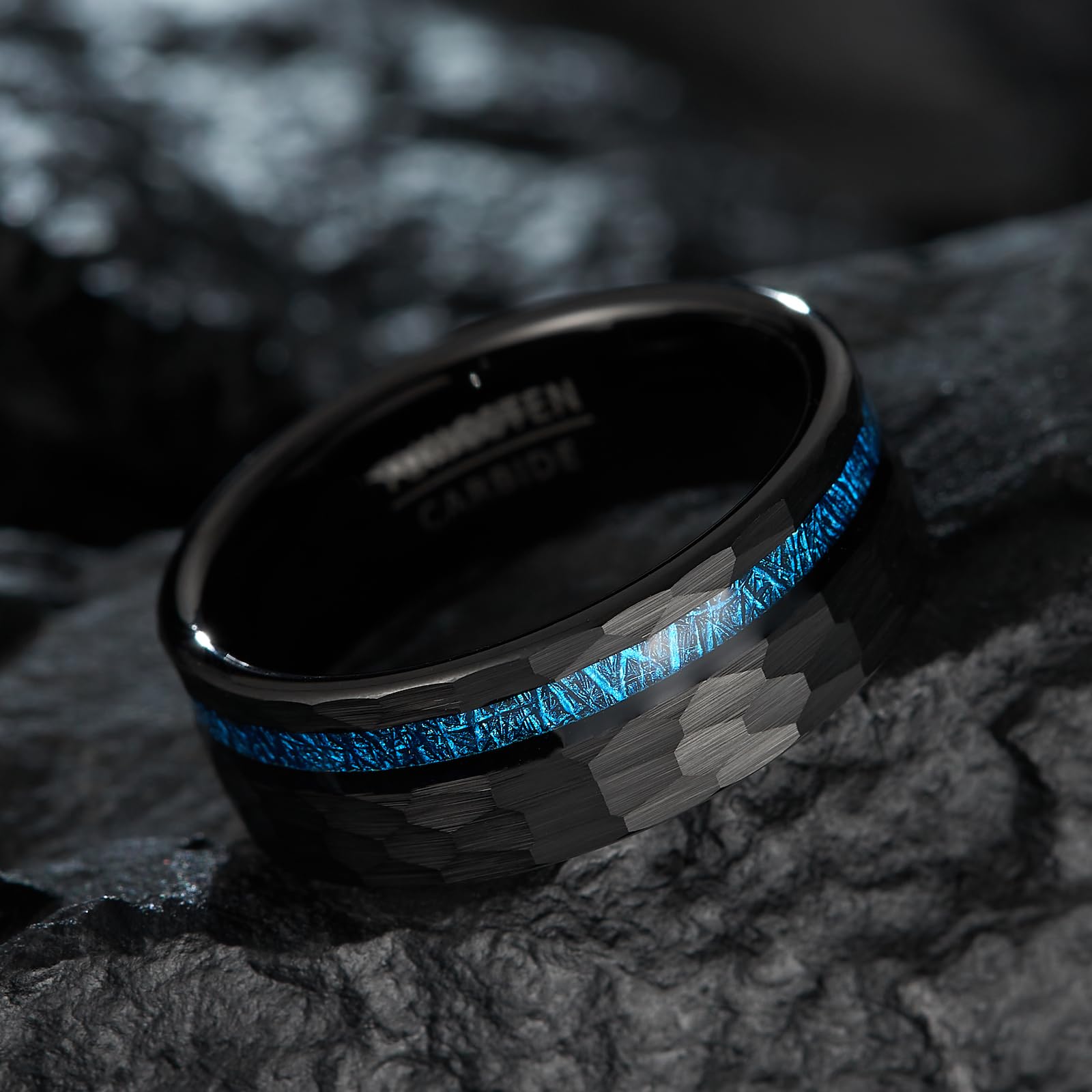 Anello Nuziale Uomo in Tungsteno Martellato Larghezza 8mm con Intarsio in Fibra Blu Intrecciata (Misura USA)