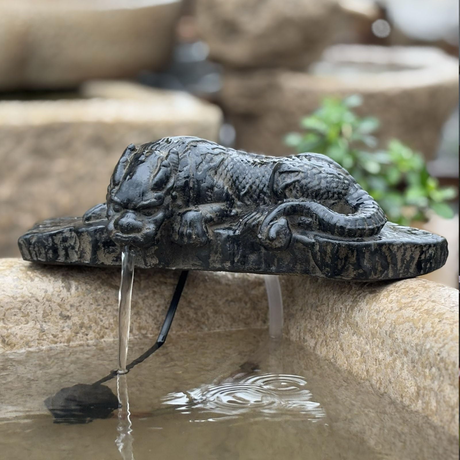 Fontaine d'extérieur pour animer votre jardin avec pompe à eau intégrée