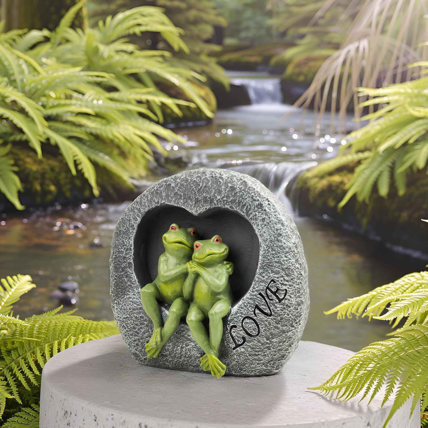 Love Frog Couple Garden Statue – 7" Resin Romantic Frog Figurines in Heart Rock, Outdoor Yard Art Decoration for Patio, Balcony, Lawn