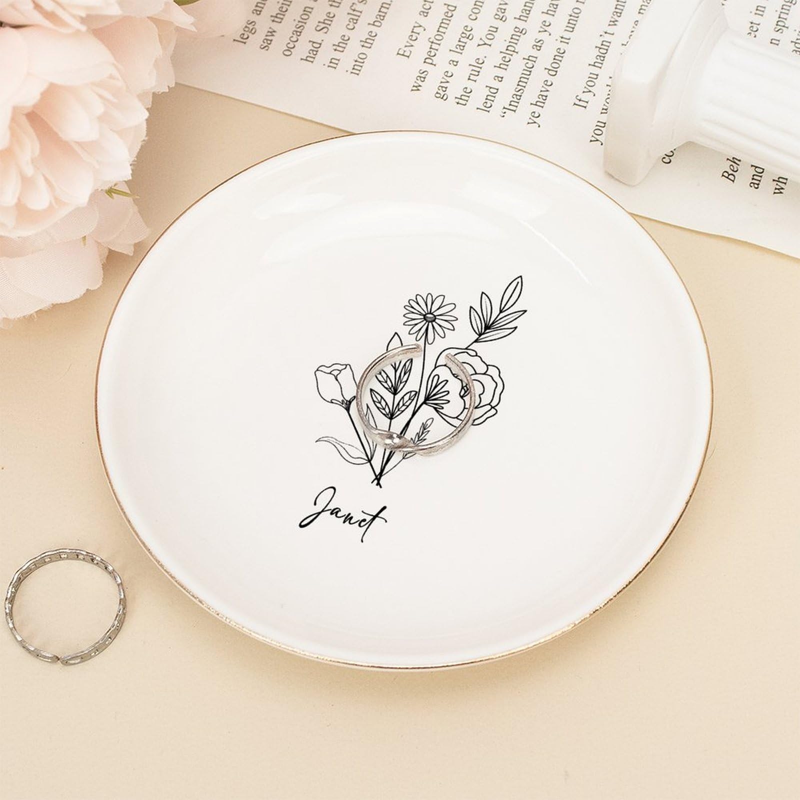 Cadeau de mariage personnalisé : plat à bijoux montre et bague fleur de naissance