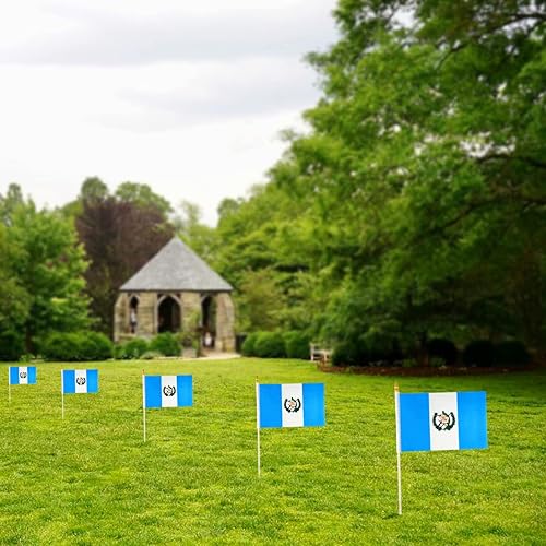 Miniatura 7 de QQSD Mini banderas de mano con bandera de Guatemala, palo de guatemala, poste de madera maciza con punta de lanza, paquete de 12