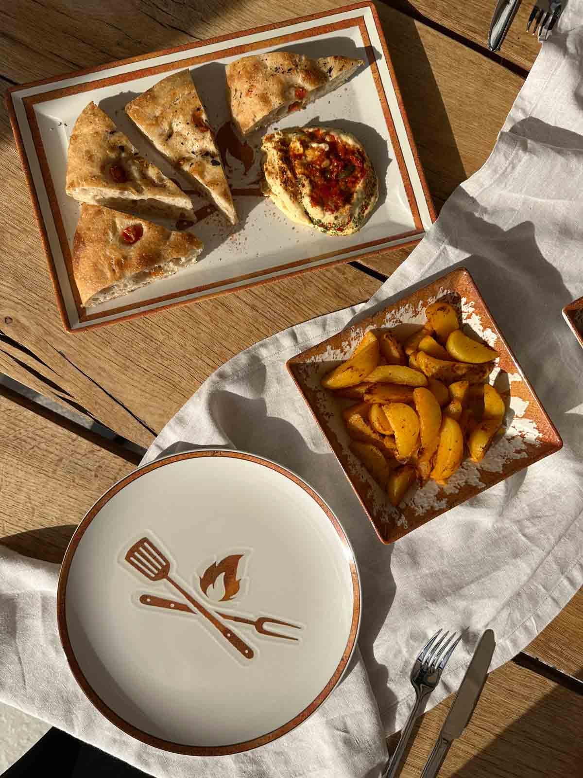 Ritzenhoff & Breker Rusty Grill-Geschirr Grillteller 6er Set – Ø 32 cm – Große Steinzeug Teller im rustikalen Design – Spülmaschinenfest & mikrowellengeeignet – Braun & Beige