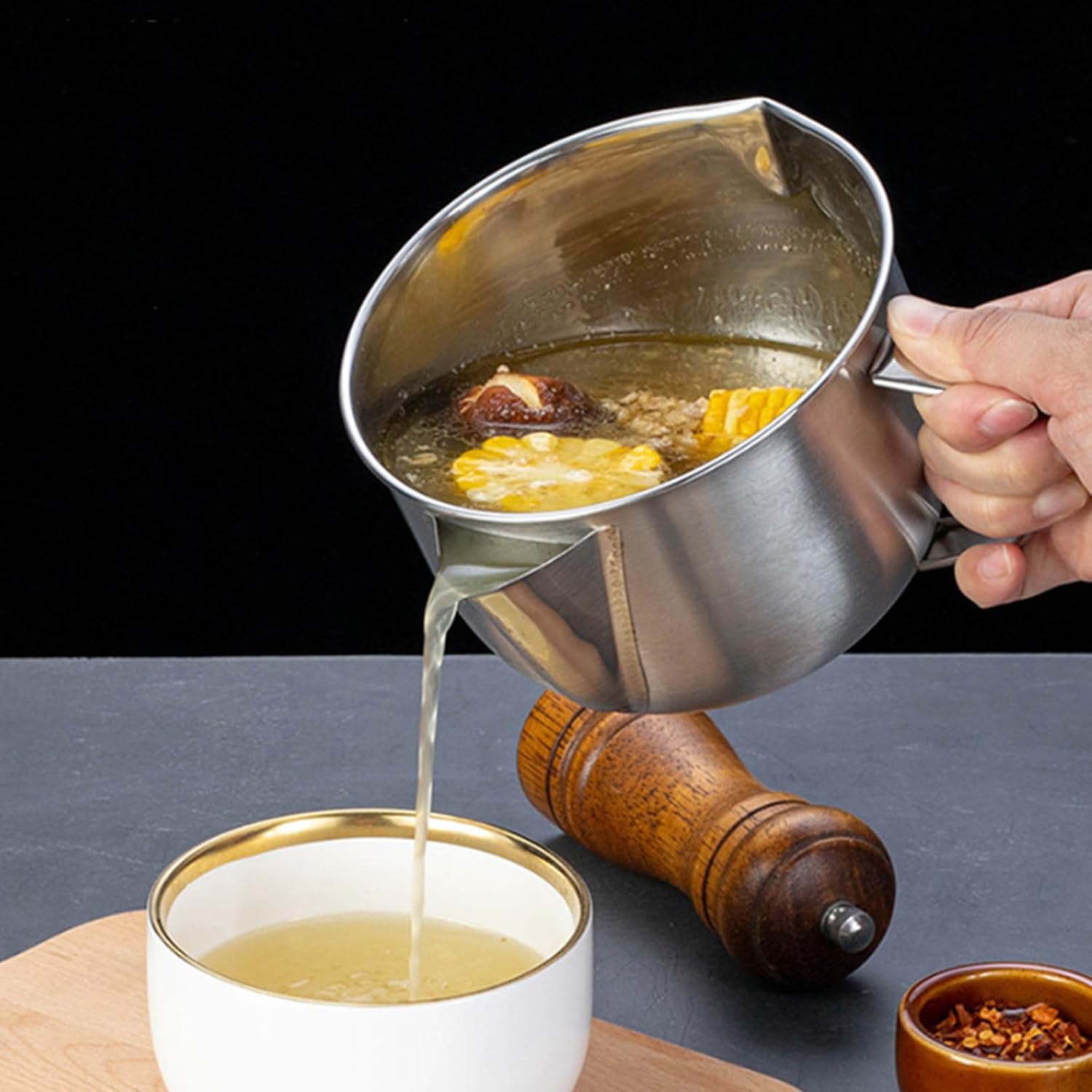 Fat Separator Jug 1L Food Grade Stainless Steel Gravy Separator Jug with Lid and Handle 2 Outlets Bacon Grease Container for Kitchen Supplies Oil Strainer